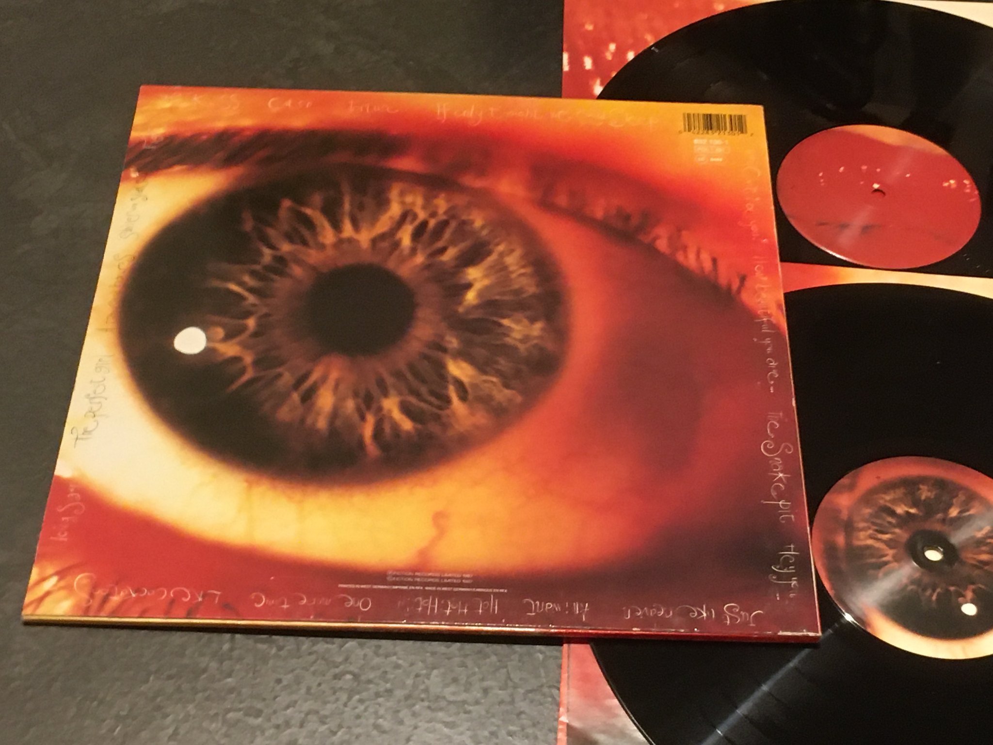 Omslagsbild för skivan THE CURE kiss me, kiss me, kiss me LP -87 FICTION 832 130-1