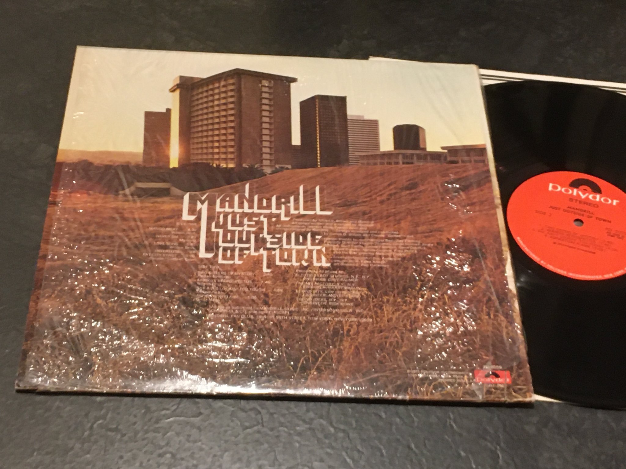 Omslagsbild för skivan MANDRILL just outside of town LP -73 US POLYDOR PD 5059 ”mango meat”