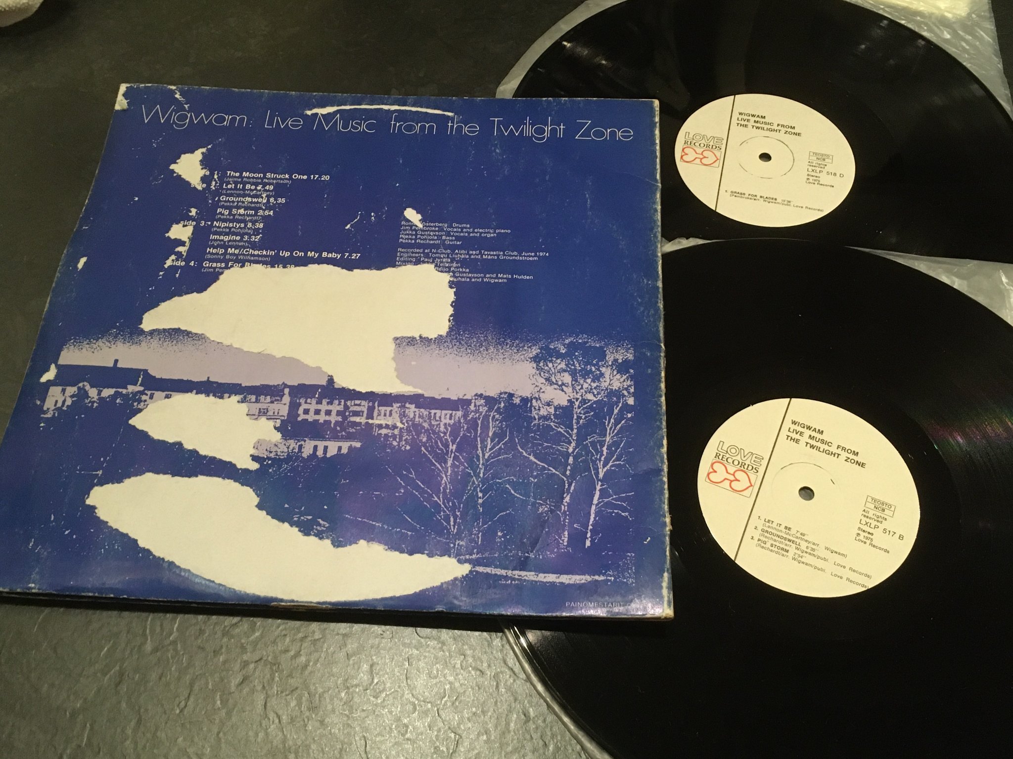 Omslagsbild för skivan WIGWAM live: music from the twilight zone 2xLP -75 Finland LOVE LXLP 517/518