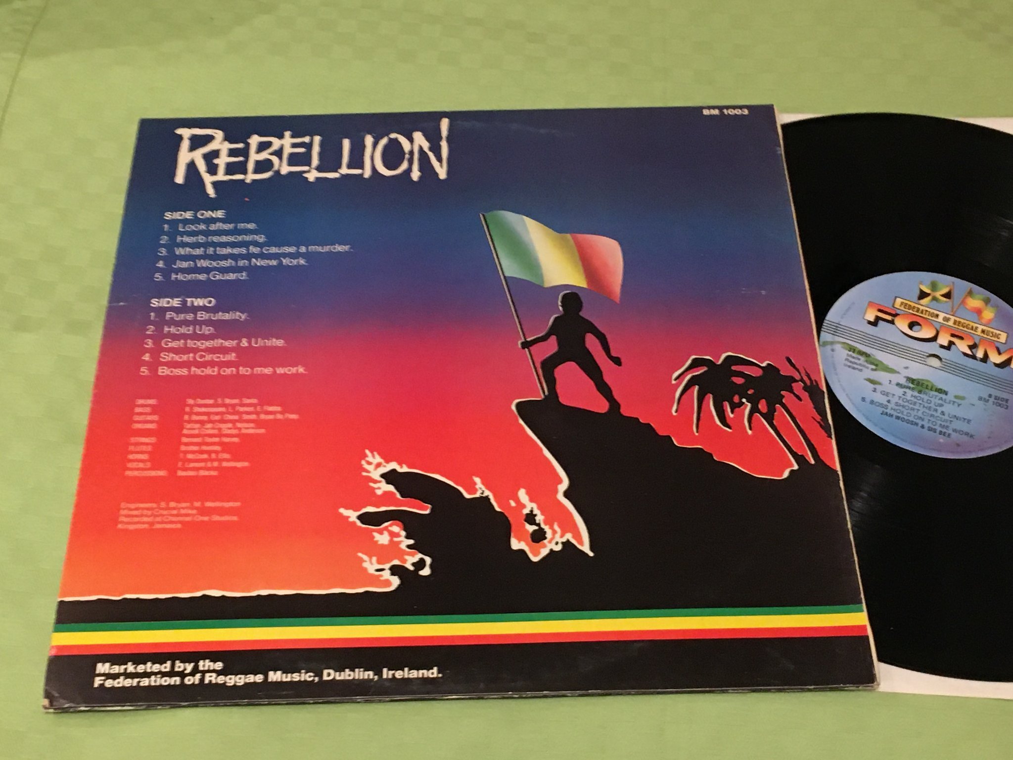 Omslagsbild för skivan JAH WOOSH & SIS BEE rebellion LP IERLAND FORM BM 1003