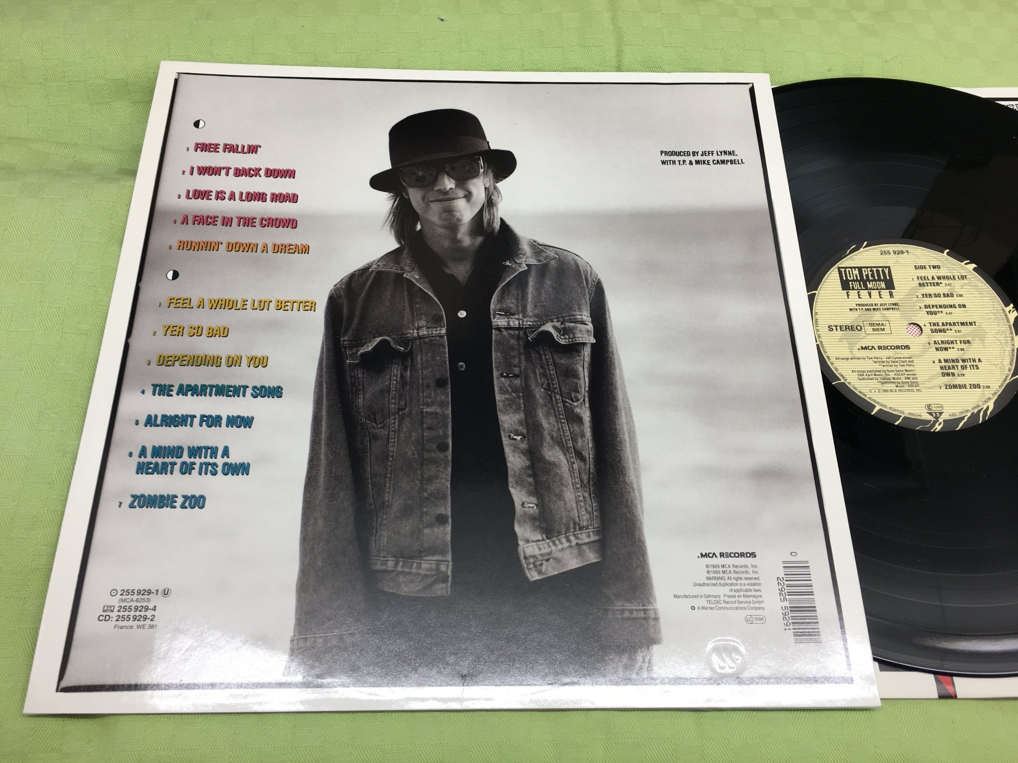 Omslagsbild för skivan TOM PETTY full moon fever LP MCA 255929-1 "free fallin"