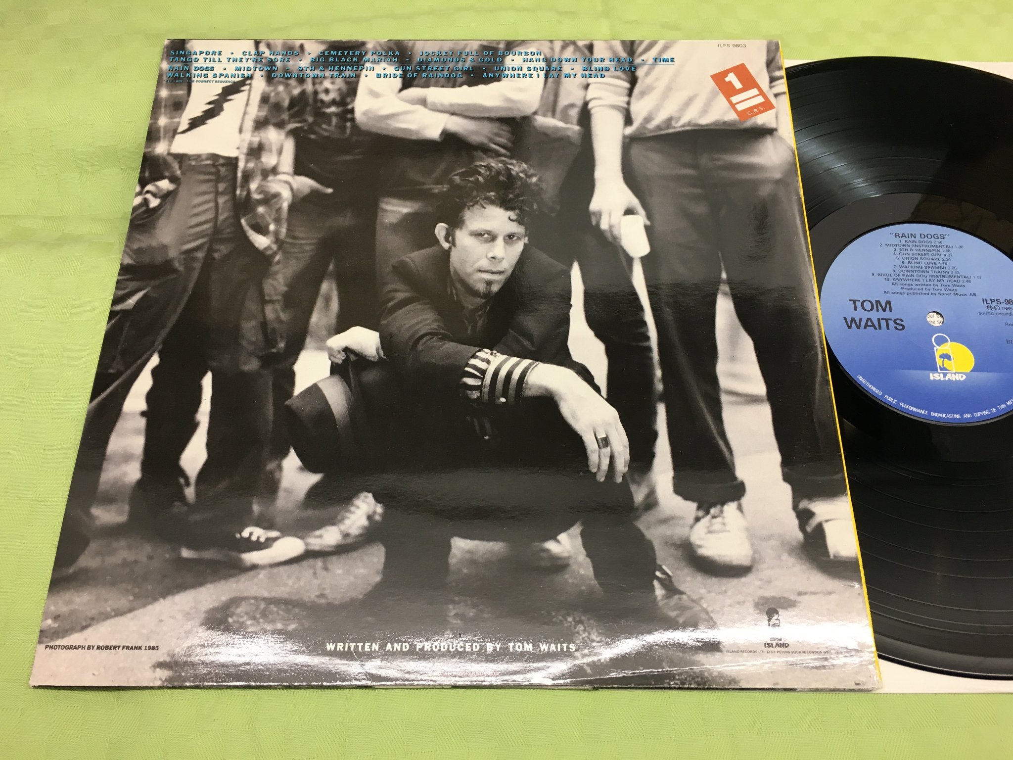 Omslagsbild för skivan TOM WAITS rain dogs LP ISLAND ILPS 9803