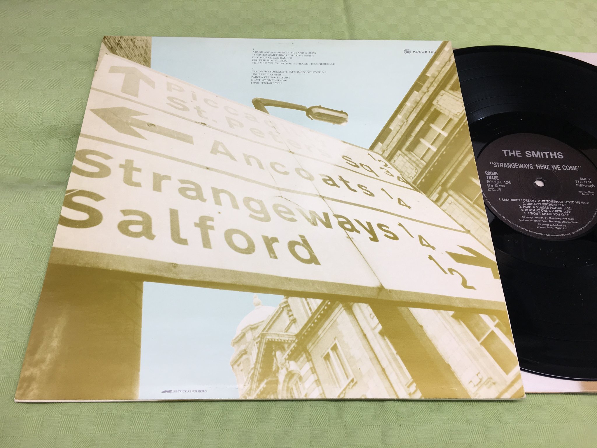 Omslagsbild för skivan THE SMITHS strangeways, here we come LP ROUGH TRADE ROUGH 106 embossed cover