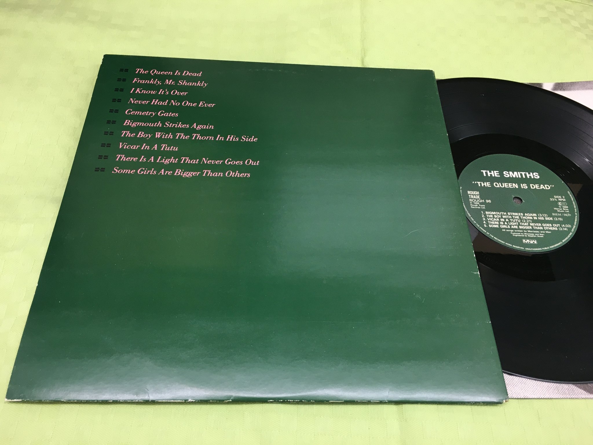 Omslagsbild för skivan THE SMITHS the queen is dead LP -86 ROUGH TRADE ROUGH 96