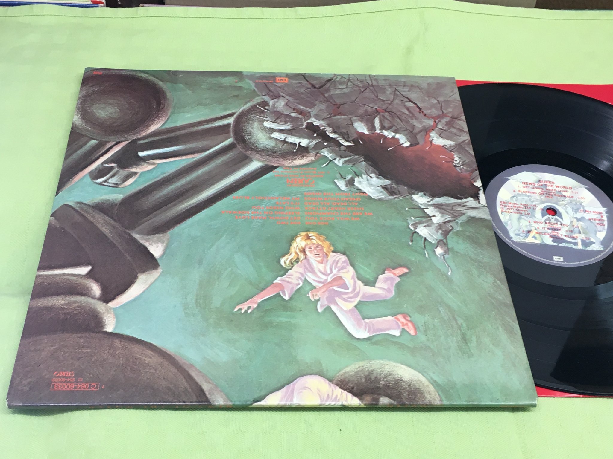 Omslagsbild för skivan QUEEN news of the world LP -77 EMI 7C 064-60033