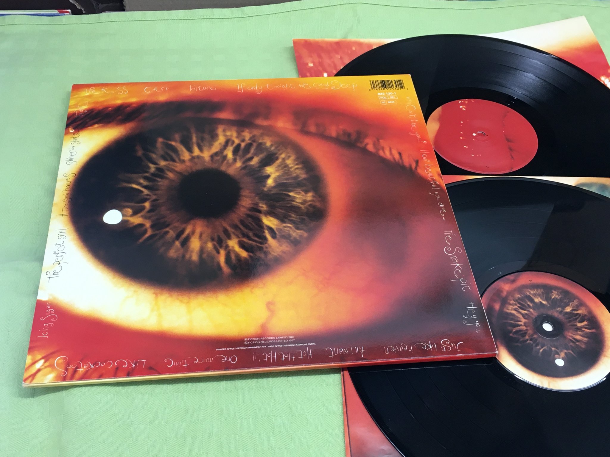 Omslagsbild för skivan THE CURE kiss me kiss me kiss me 2xLP FICTION 832130-1