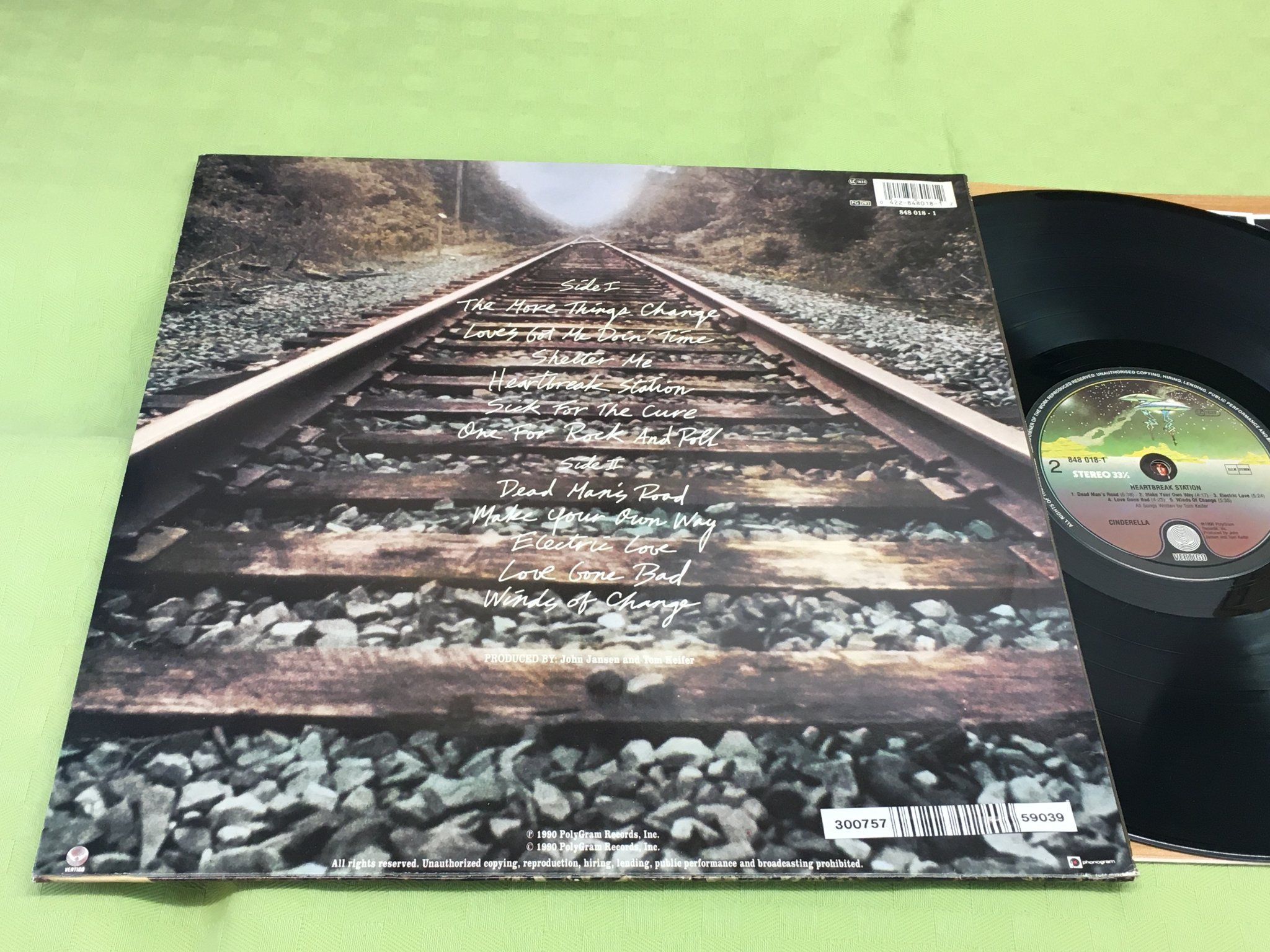 Omslagsbild för skivan CINDERELLA heartbreak station LP -90 VERTIGO 848 018-1