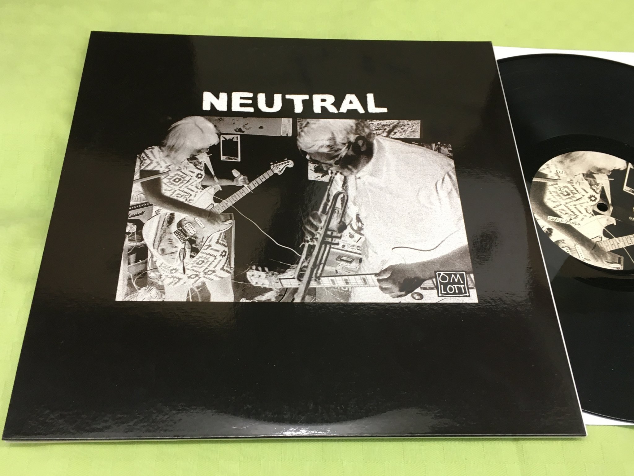 Omslagsbild för skivan NEUTRAL grå väg gamlestaden LP 2014 Swe OMLOTT MLR 004