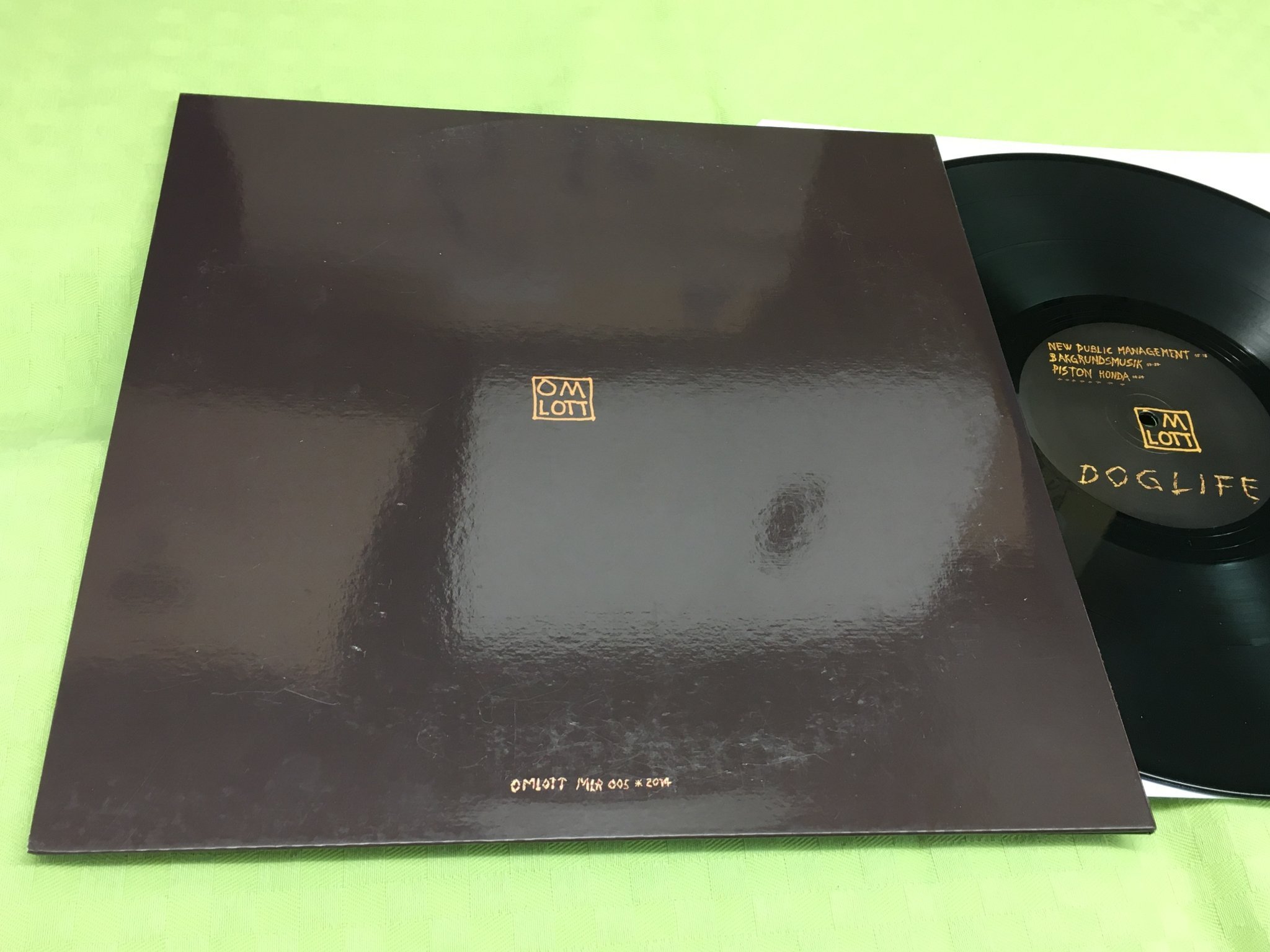 Omslagsbild för skivan DOG LIFE LP 2014 OMLOTT MLR 005