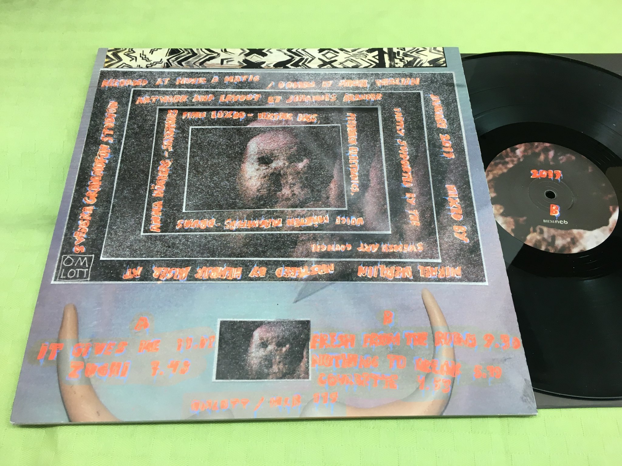 Omslagsbild för skivan DOG LIFE fresh from the ruins LP OMLOTT MLP 019