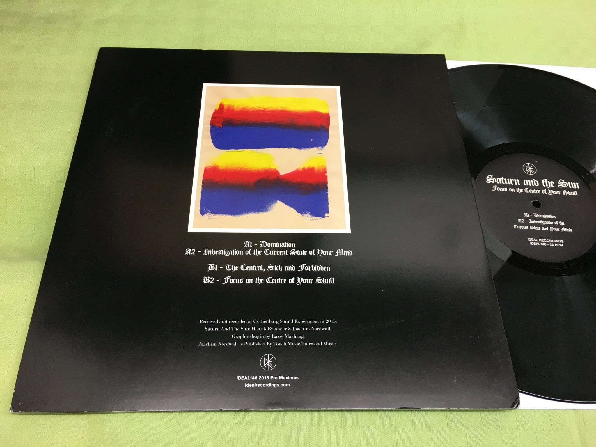 Omslagsbild för skivan SATURN AND THE SUN focus on the centre.. LP 2016 SWE ideal 146