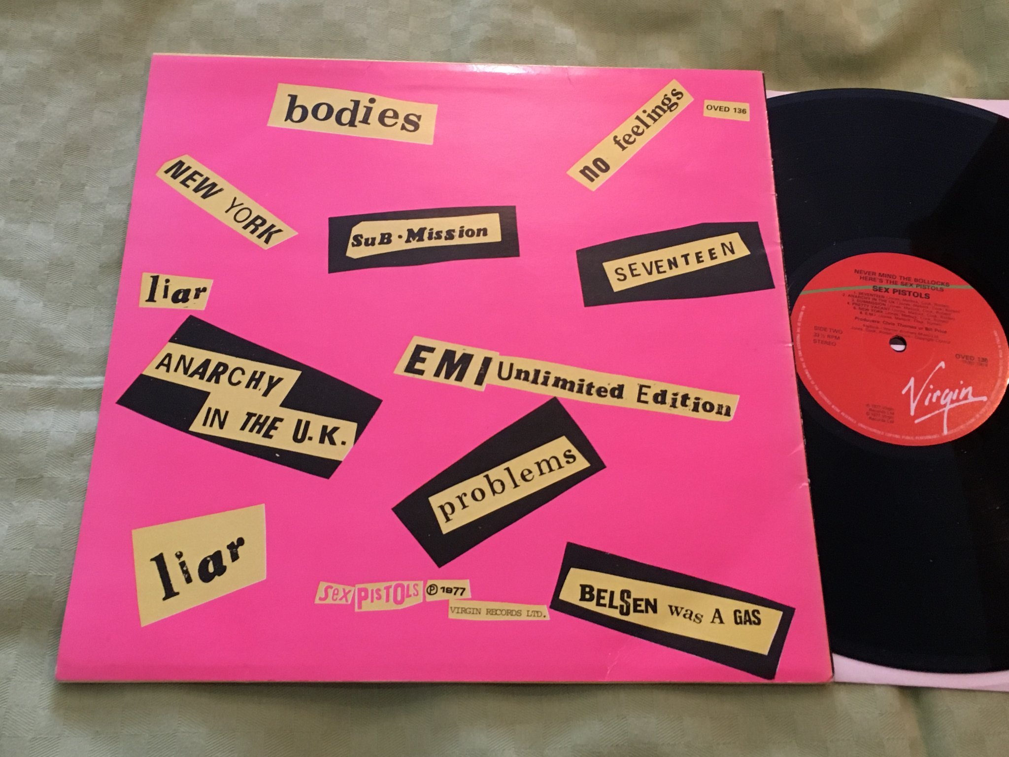 Omslagsbild för skivan SEX PISTOLS never mind the bollocks LP -77 VIRIGN OVED 136