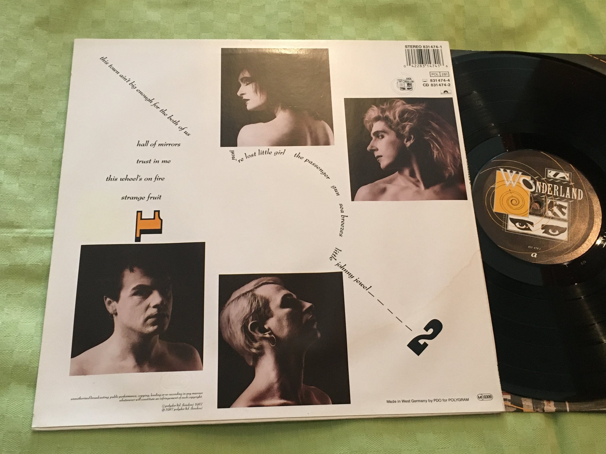 Omslagsbild för skivan SIOUXSIE & THE BANSHEES through the looking glass LP -87 POLYDOR 831474-1