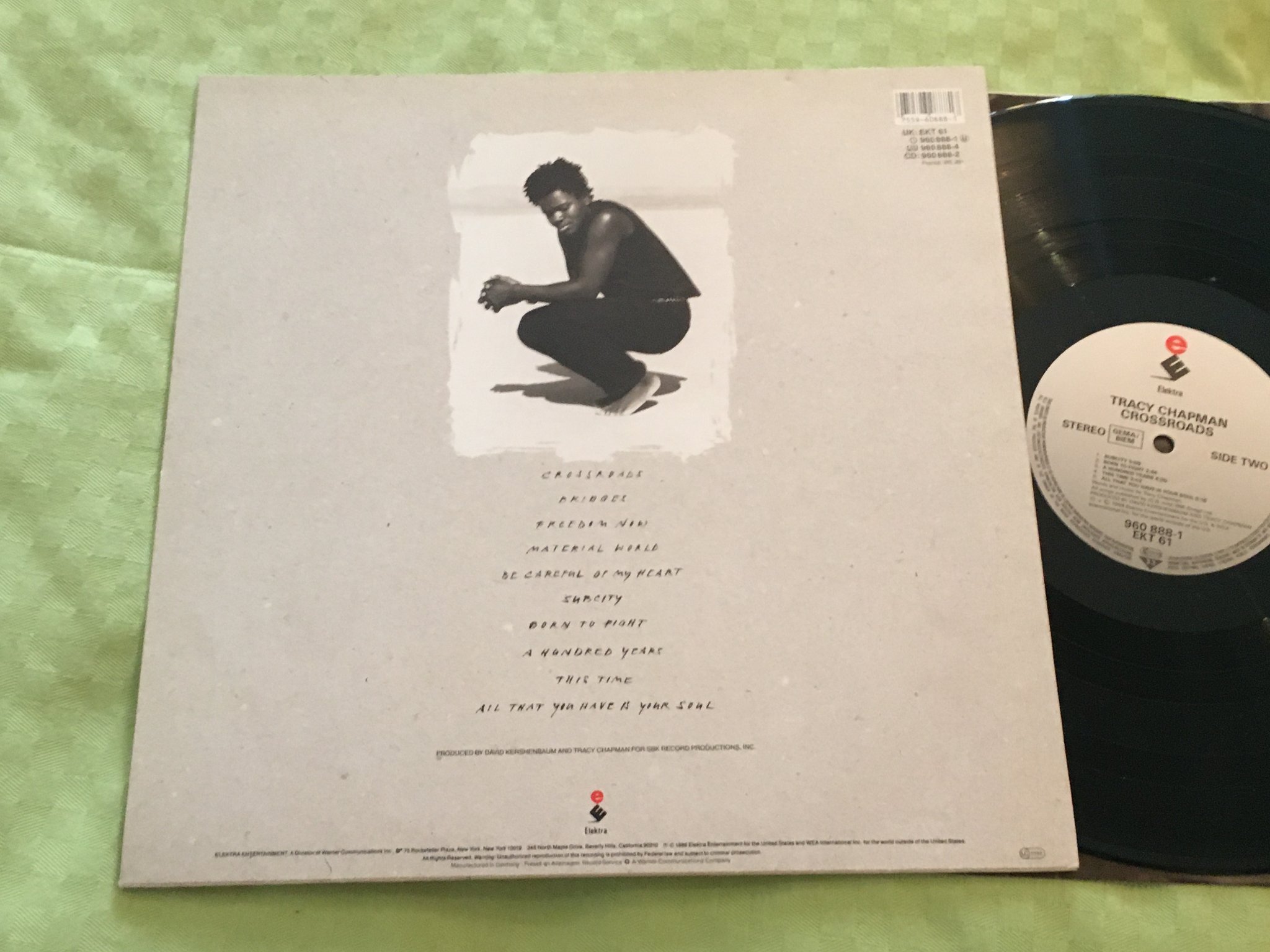 Omslagsbild för skivan TRACY CHAPMAN crossroads LP -89 ELEKTRA 960888-1