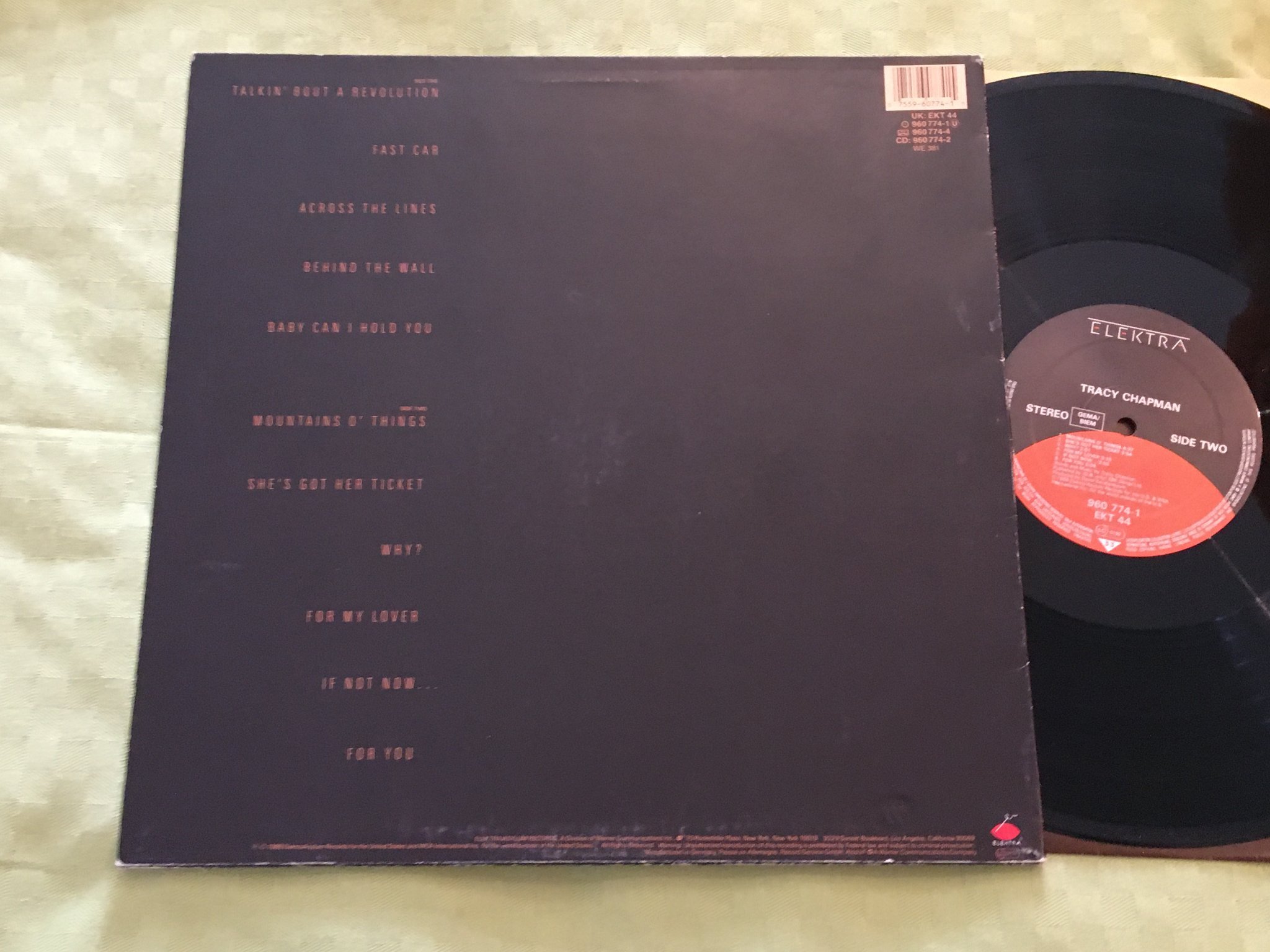 Omslagsbild för skivan TRACY CHAPMAN s/t  LP -88 ELEKTRA 960774-1