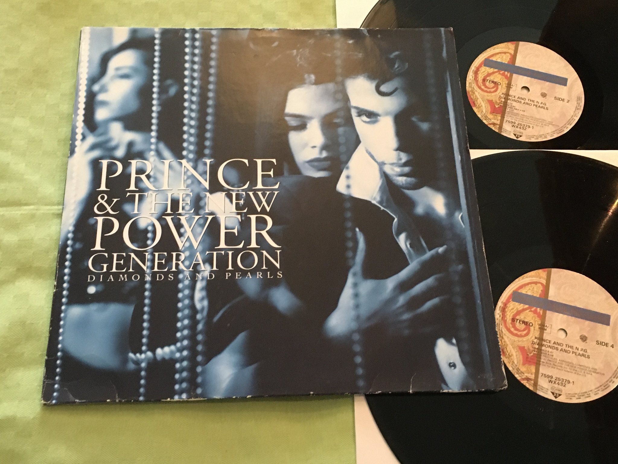 Omslagsbild för skivan PRINCE dimonds and pearls 2xLP -91 PAISLEY PARK 7599-25379-1