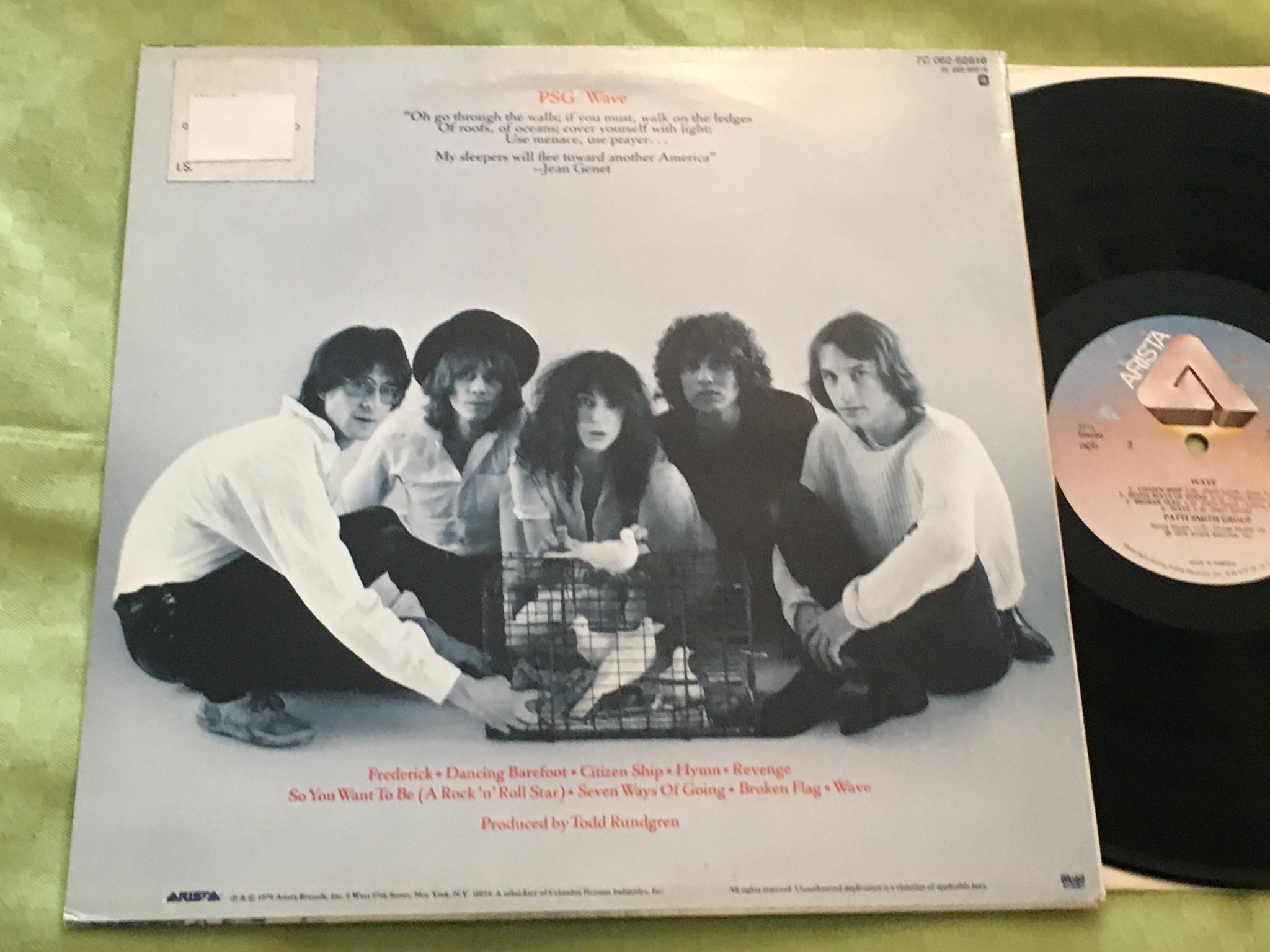 Omslagsbild för skivan PATTI SMITH GROUP wave LP -79 ARISTA 7C 062-62516