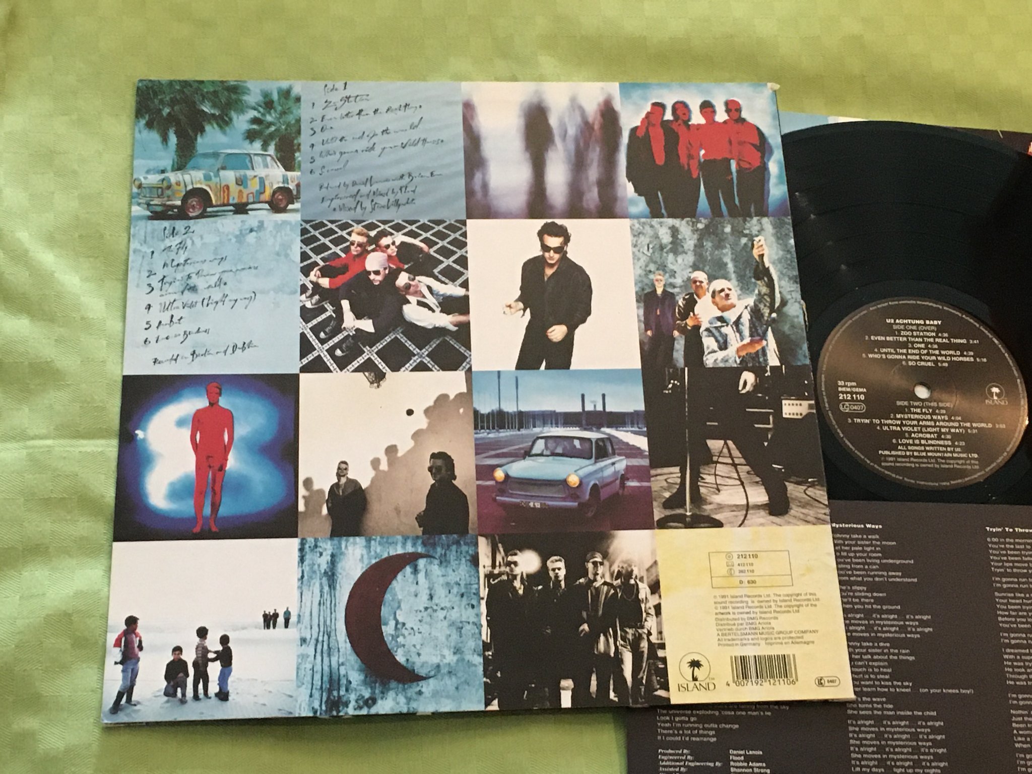 Omslagsbild för skivan U2 Achtung baby LP -91 ISLAND 212110 uncencored / love is blindness