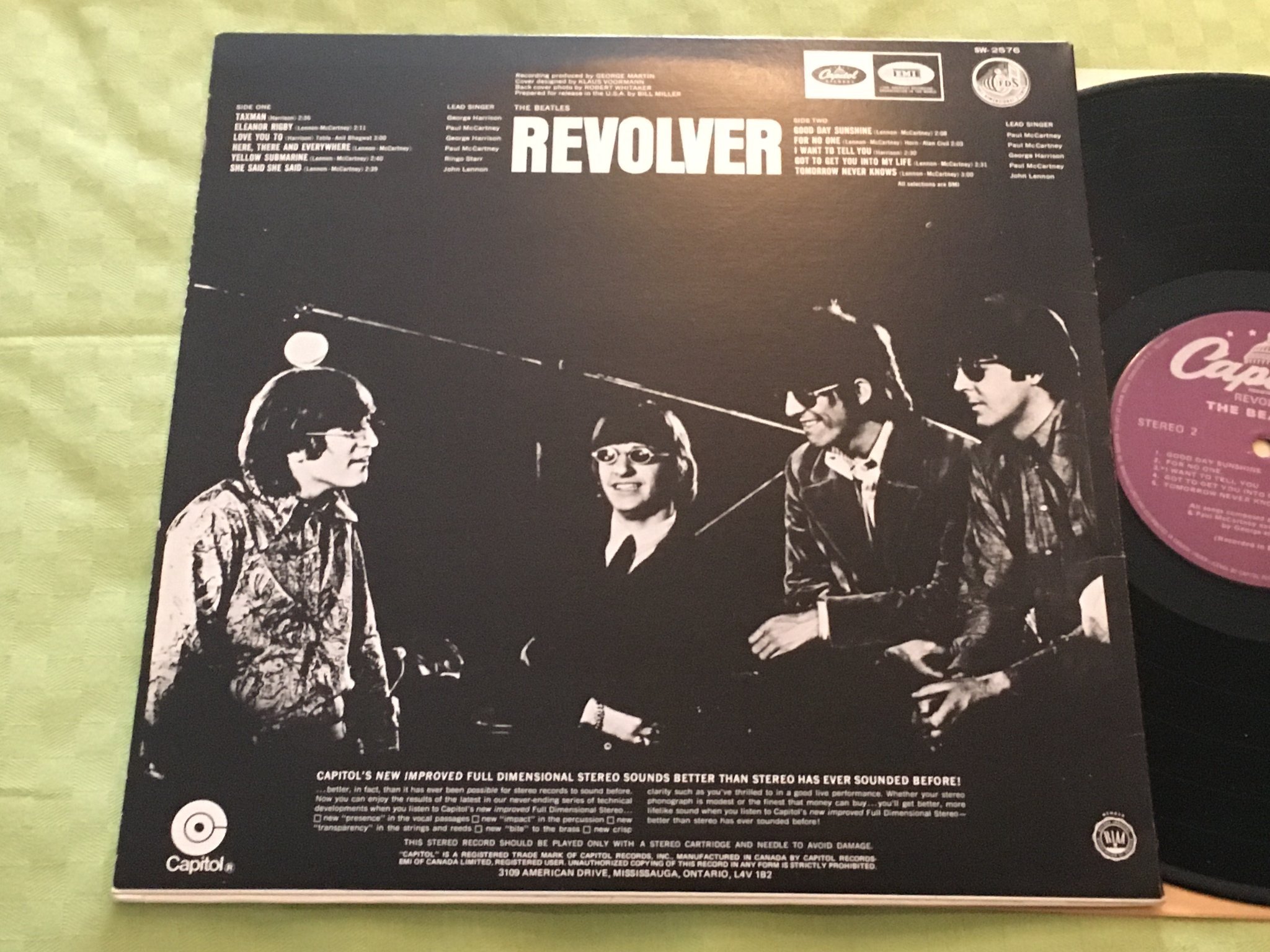 Omslagsbild för skivan THE BEATLES the revolver LP Can. CAPITOL SW-2576