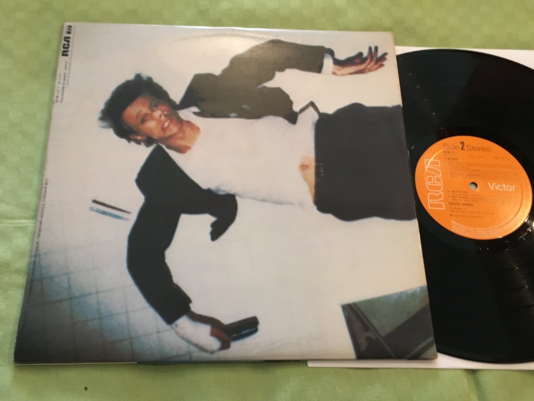 Omslagsbild för skivan DAVID BOWIE lodger LP -79 UK RCA BOW LP 1  
