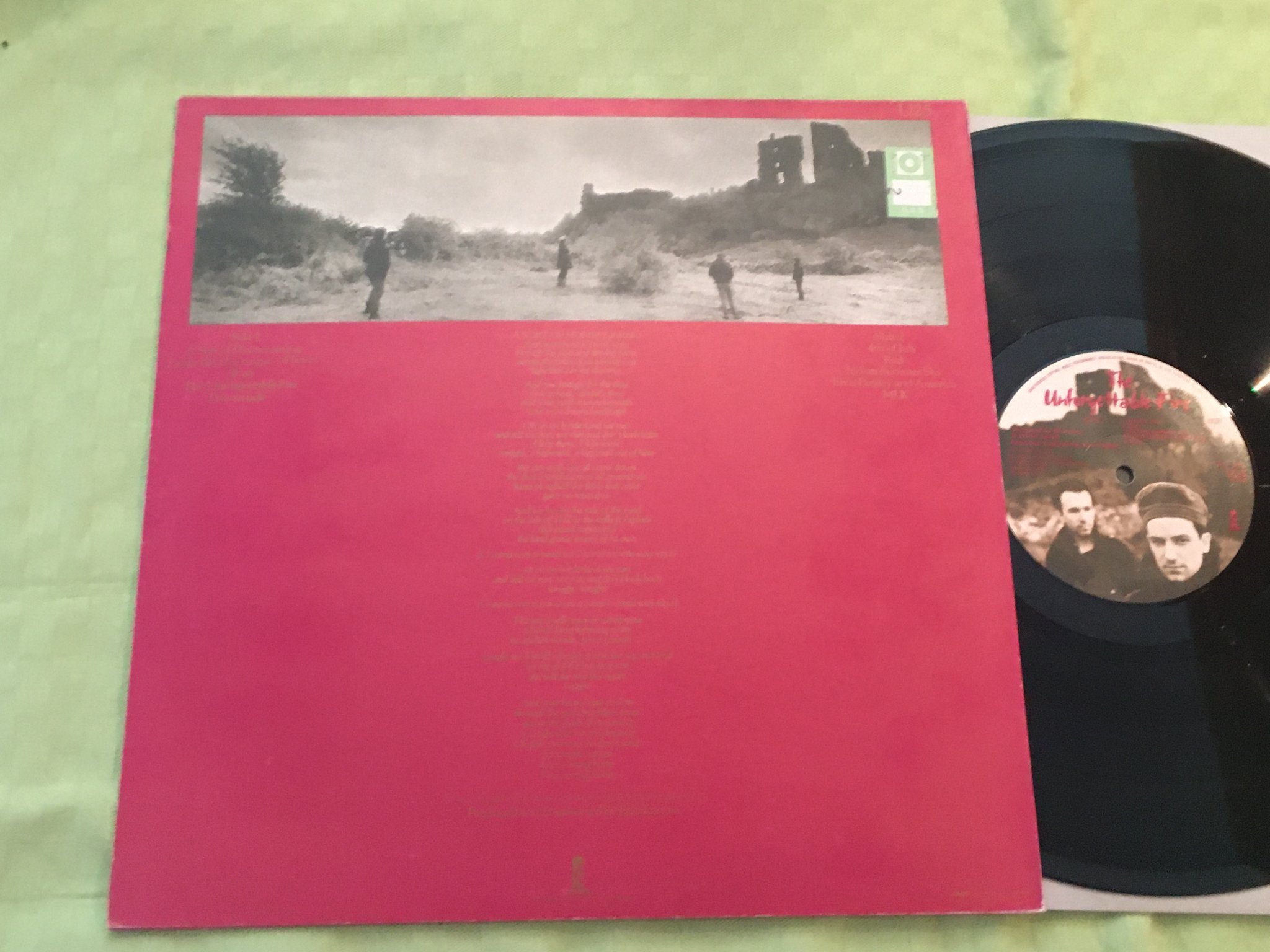 Omslagsbild för skivan U2 the unforgettable fire LP -84 Swe ISLAND U2-4