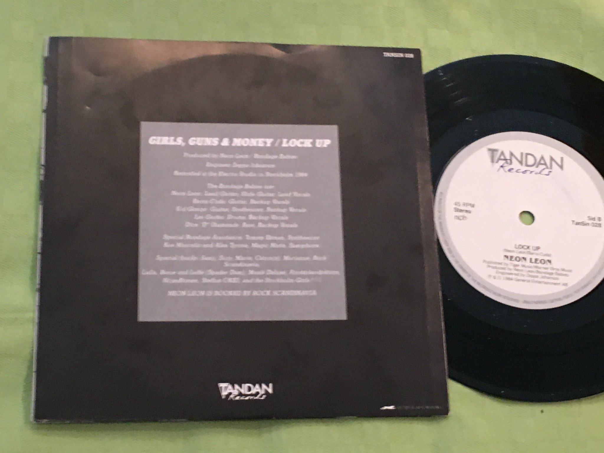 Omslagsbild för skivan NEON LEON girls, guns & money 7"single -84 Swe TANDAN TanSin 028