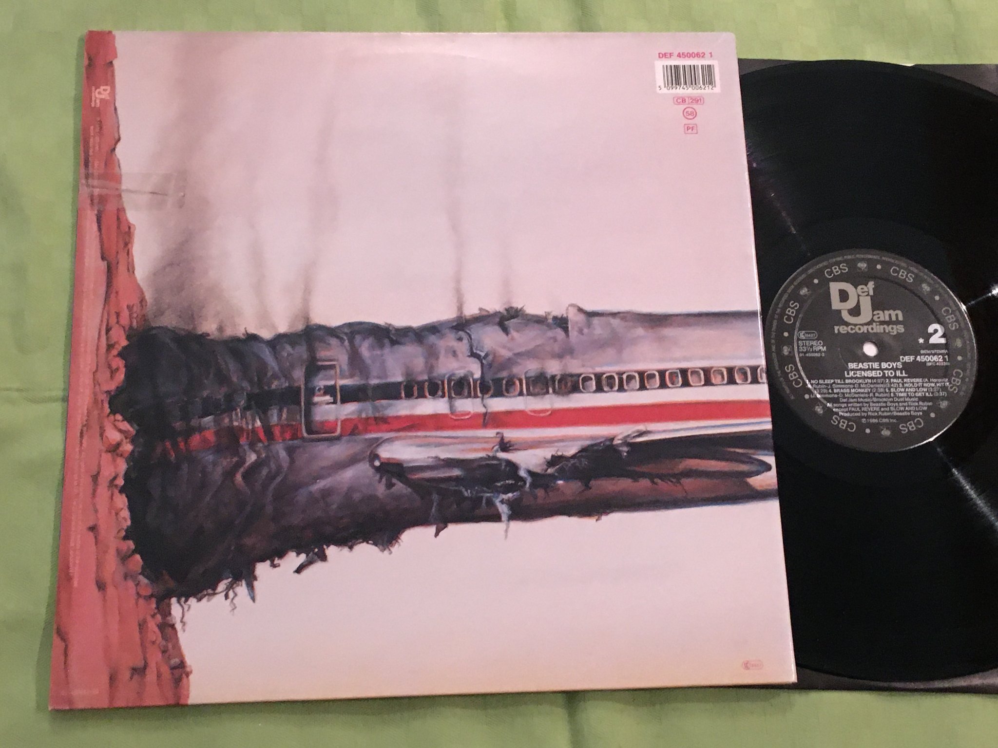 Omslagsbild för skivan BEASTIE BOYS licence to ill LP -86 DEF JAM DEF 450062