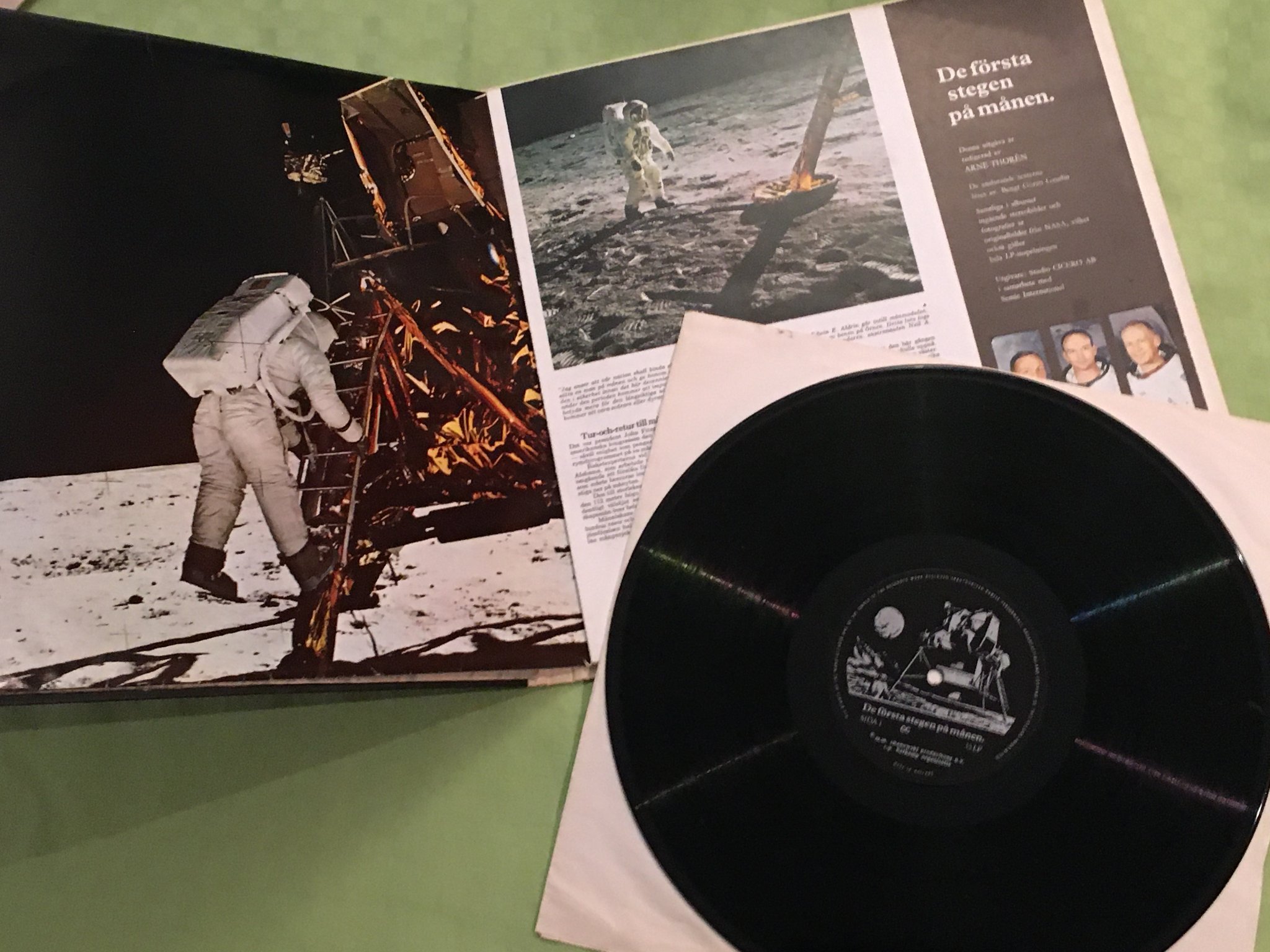 Omslagsbild för skivan De första stegen på månen - komplett minnesalbum 1969