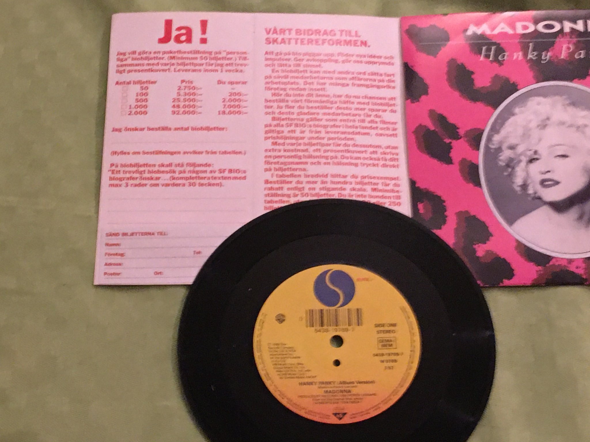 Omslagsbild för skivan MADONNA hanky panky 7"single -90 SWEDISH ticket cover FIN!