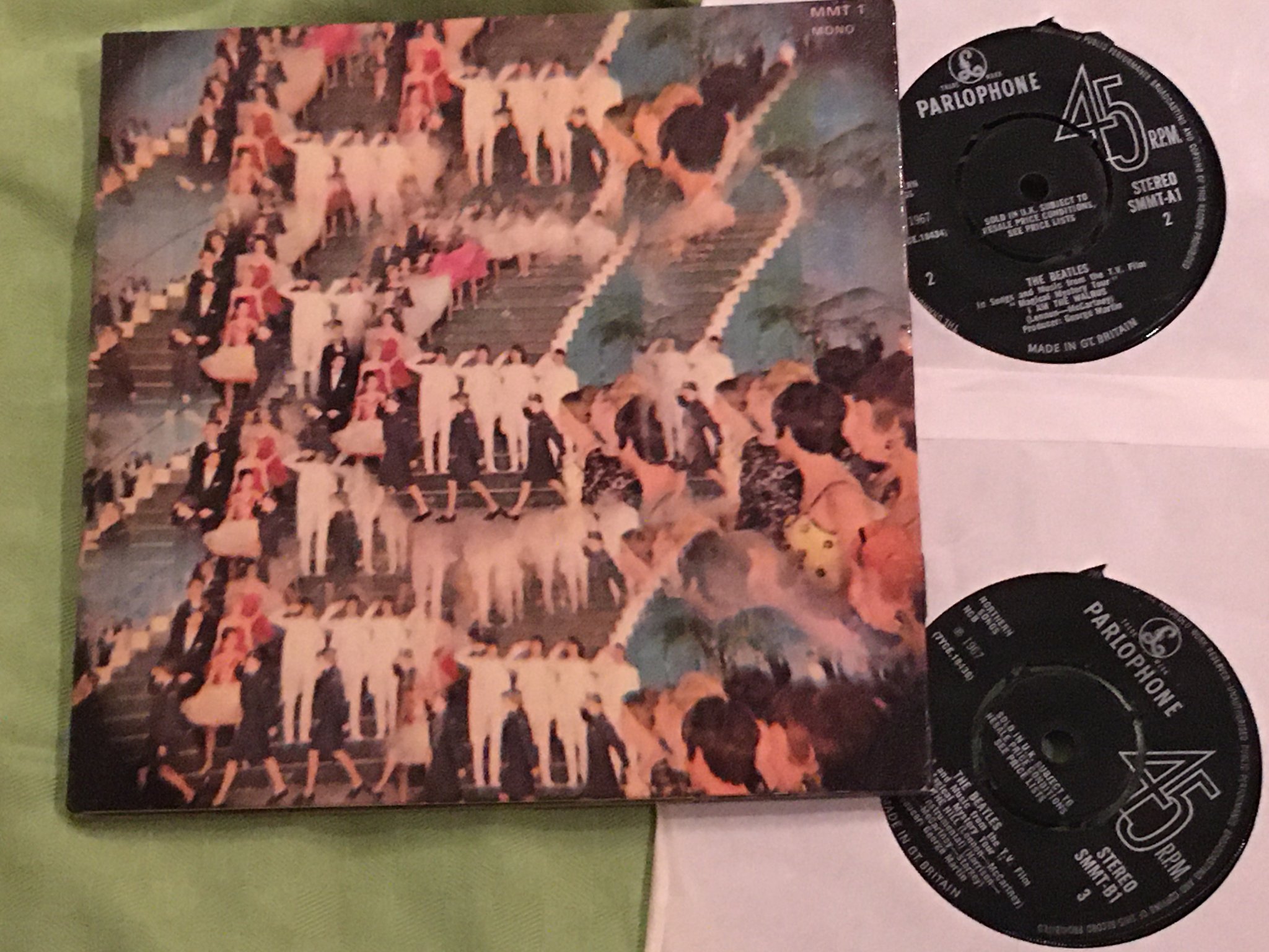 Omslagsbild för skivan THE BEATES magical mystery tour 2x7"ep UK PARLOPHONE SMMT-1