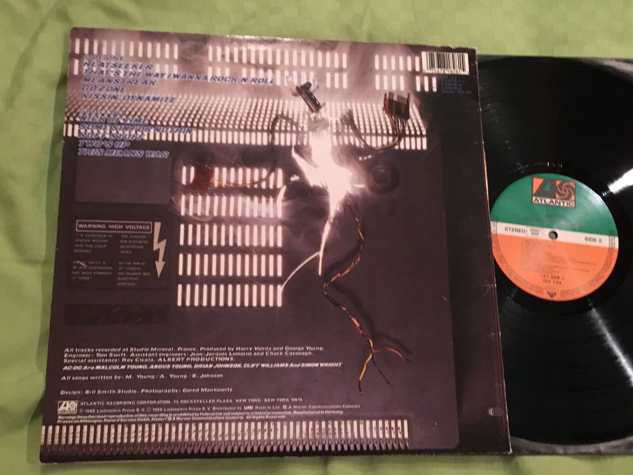 Omslagsbild för skivan 2 st AC/DC album blow up your video & fly on the wall