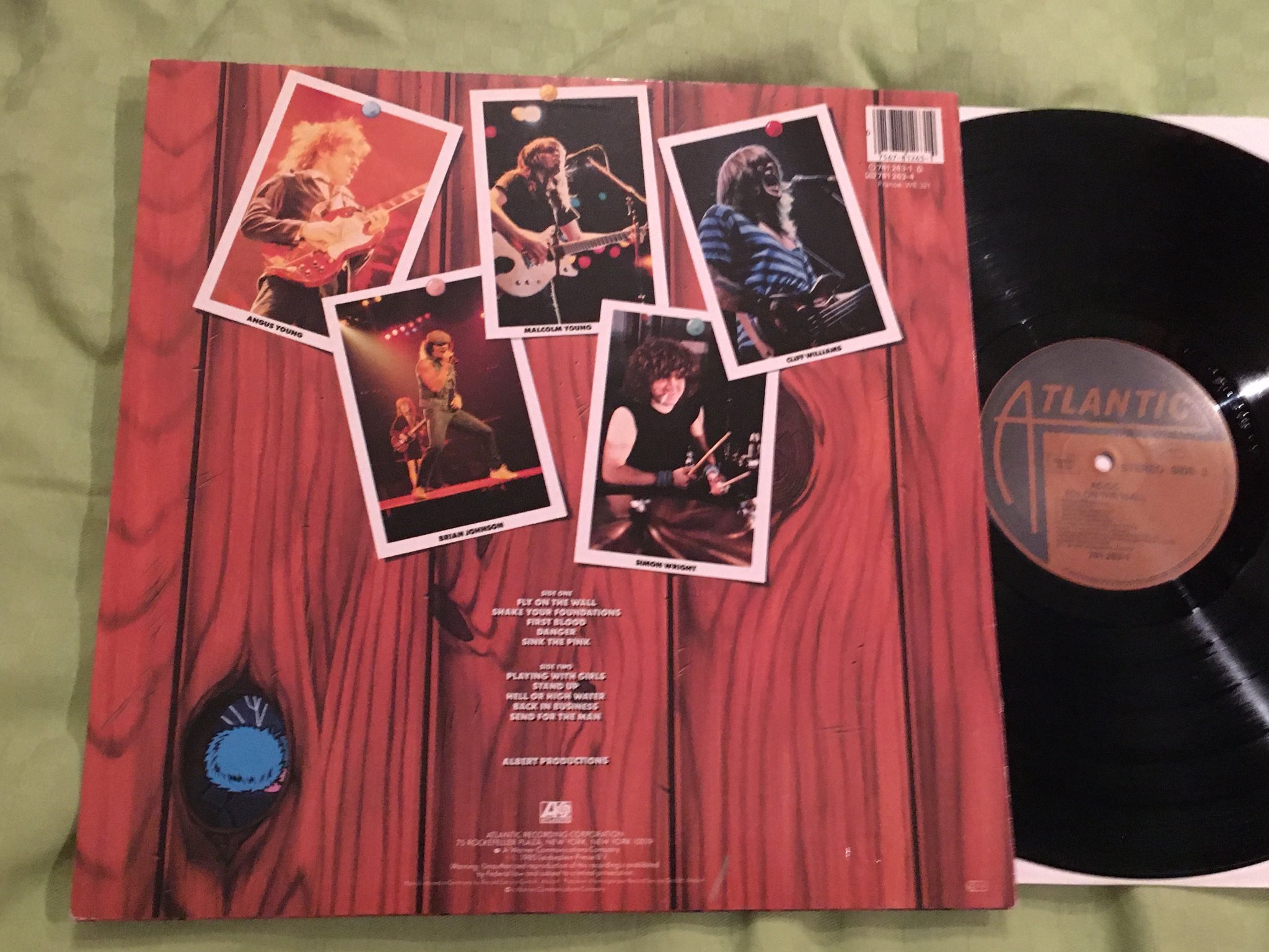 Omslagsbild för skivan 2 st AC/DC album blow up your video & fly on the wall