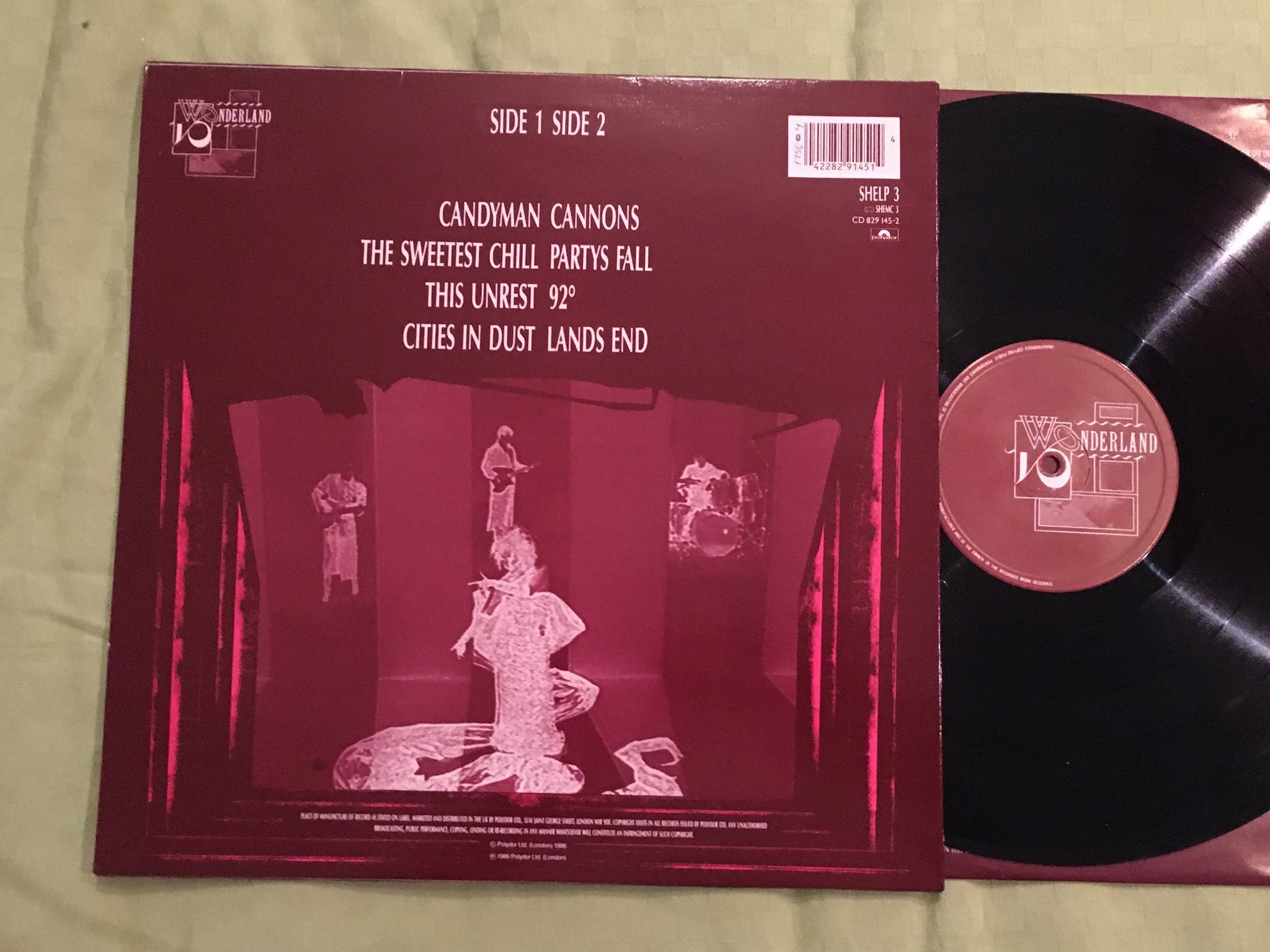 Omslagsbild för skivan SIOUXSIE & THE BANSHEES tinderbox LP -86 UK POLYDOR SHELP 3