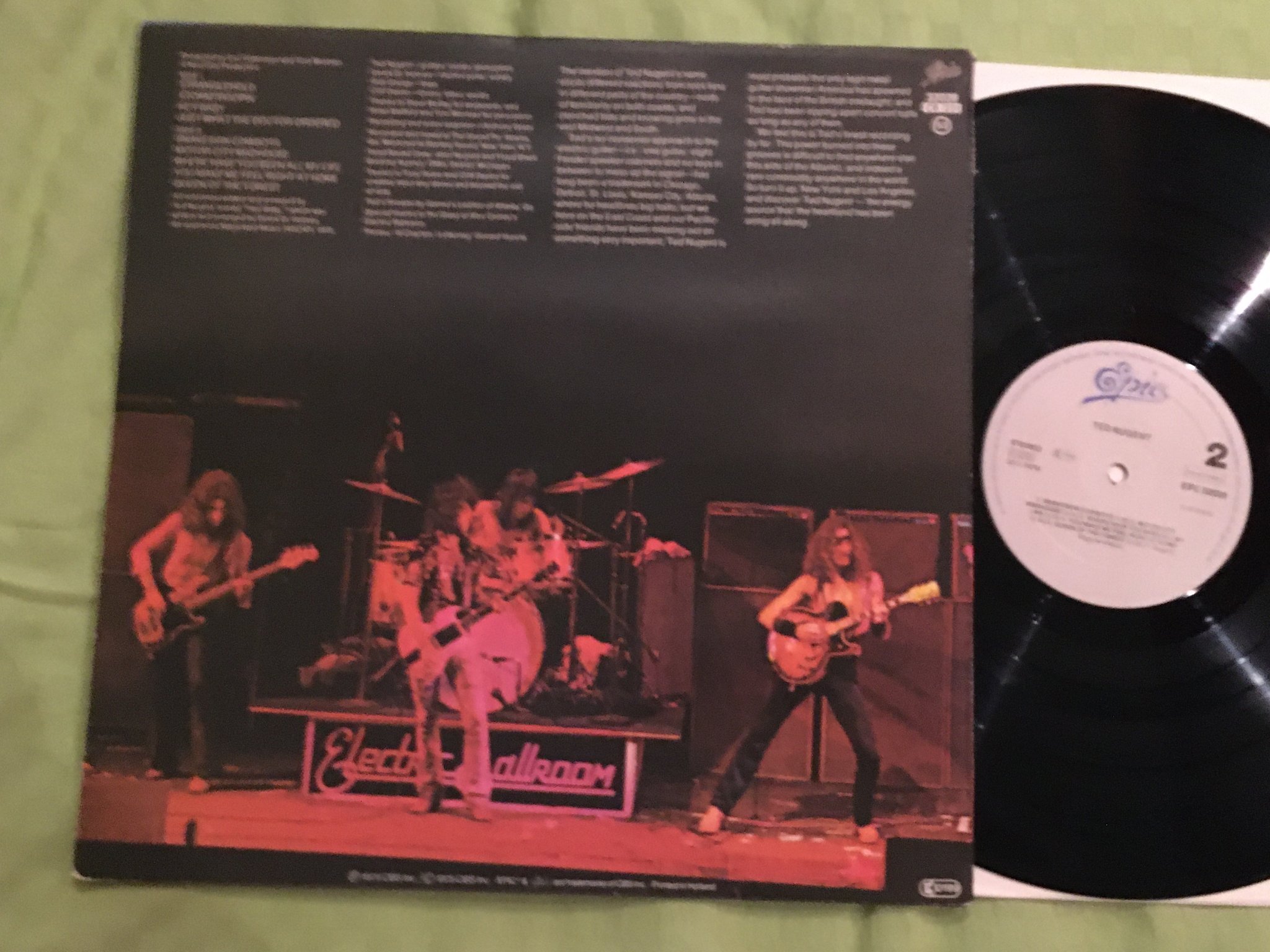 Omslagsbild för skivan TED NUGENT s/t LP -75 EPIC EPC 22028