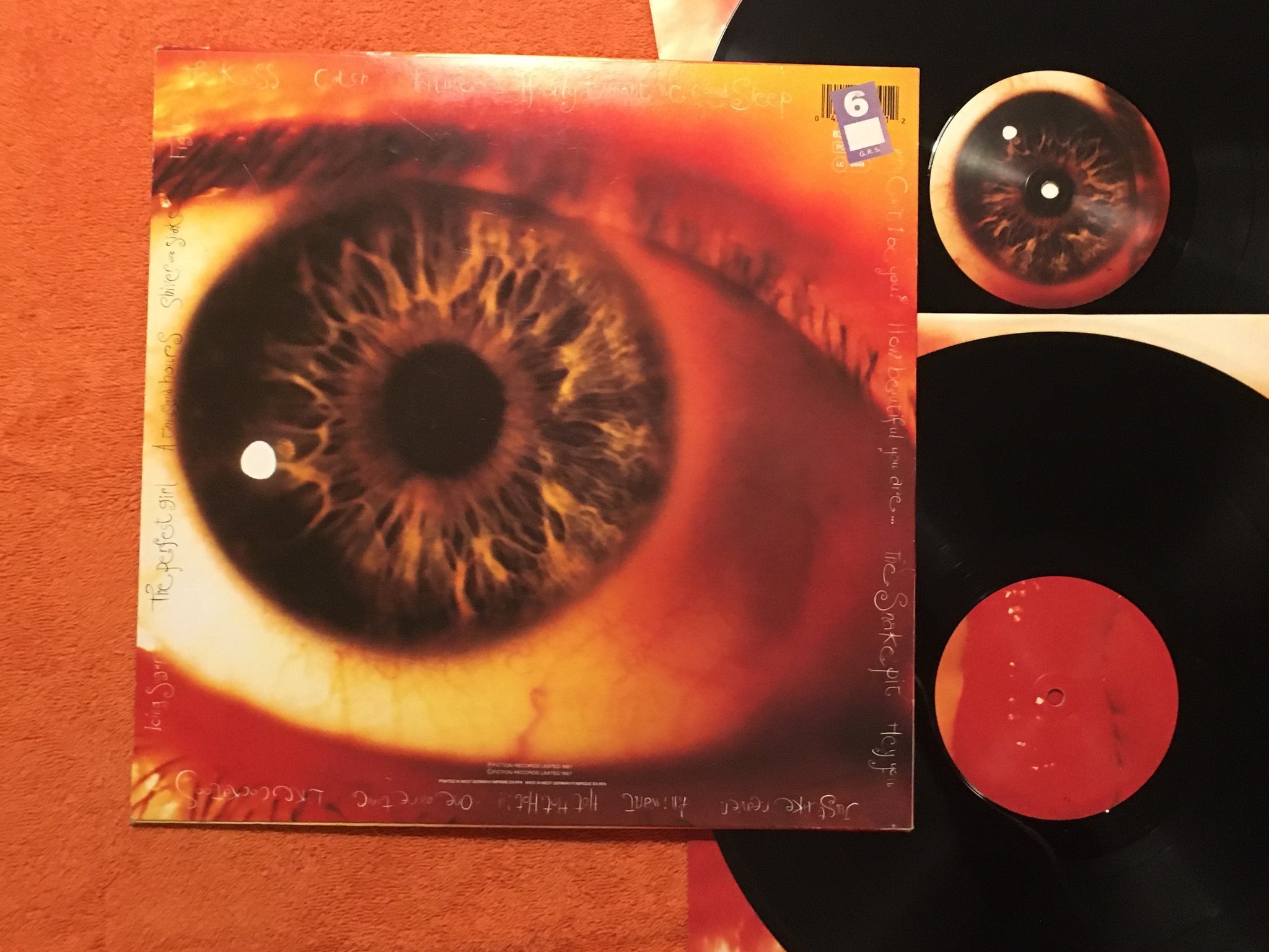 Omslagsbild för skivan CURE kiss me kiss me kiss me 2xLP -87 FICTION 832 130-1