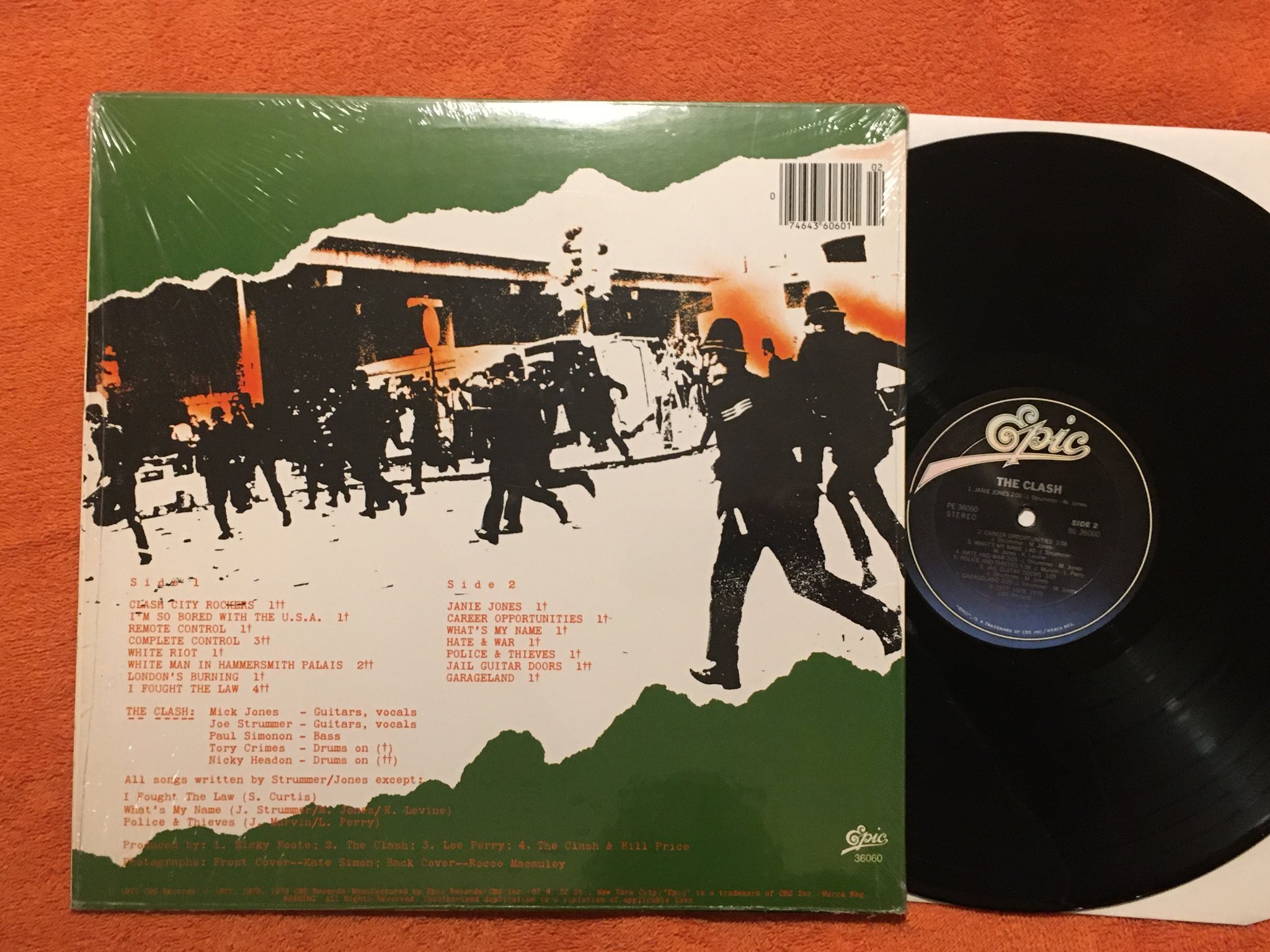 Omslagsbild för skivan THE CLASH s/t LP -79 US EPIC JE 36060 