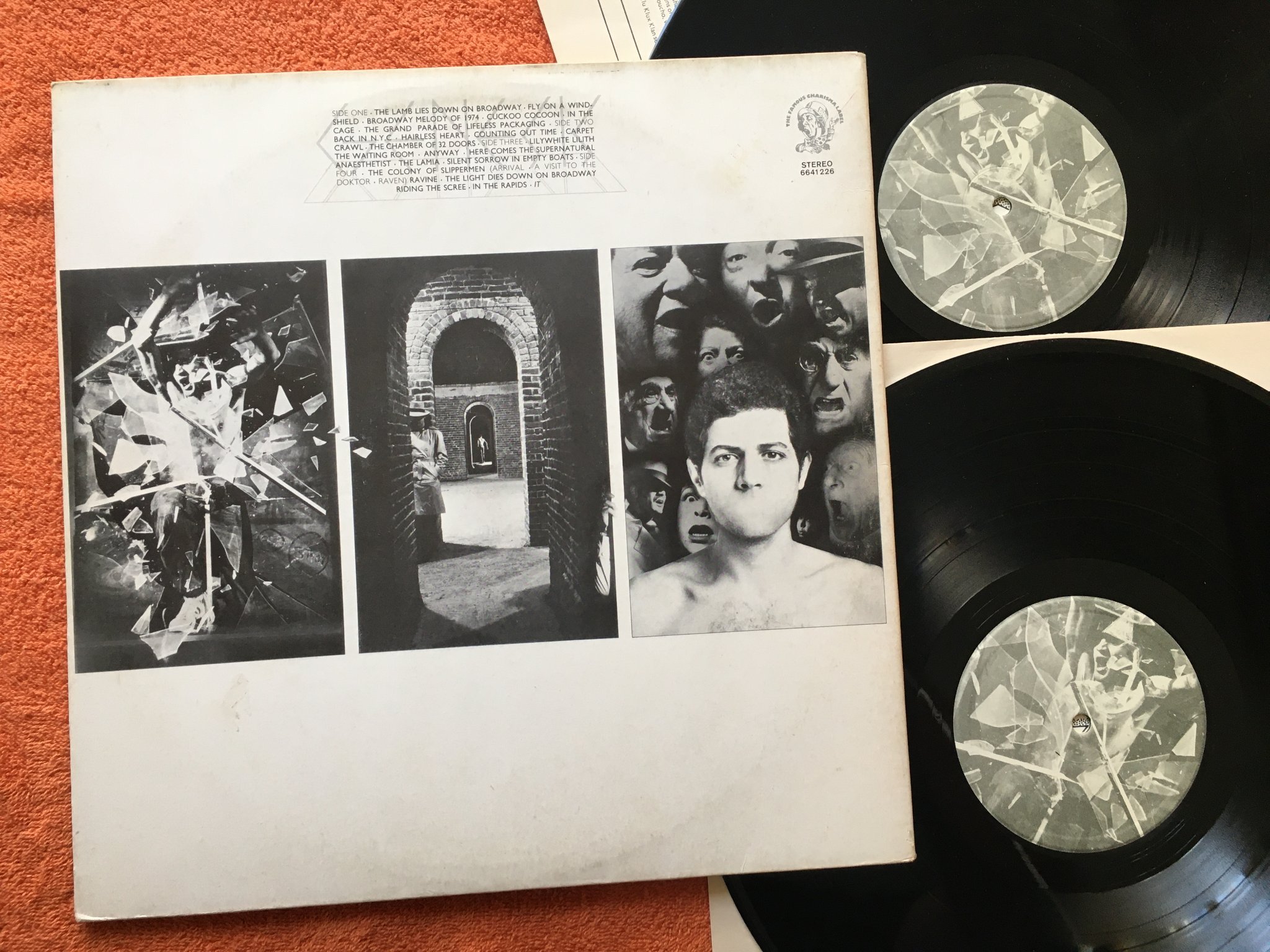 Omslagsbild för skivan GENESIS the lamb lies down on Broadway 2xLP -74 THE FAMOUS CHARISMA LABEL