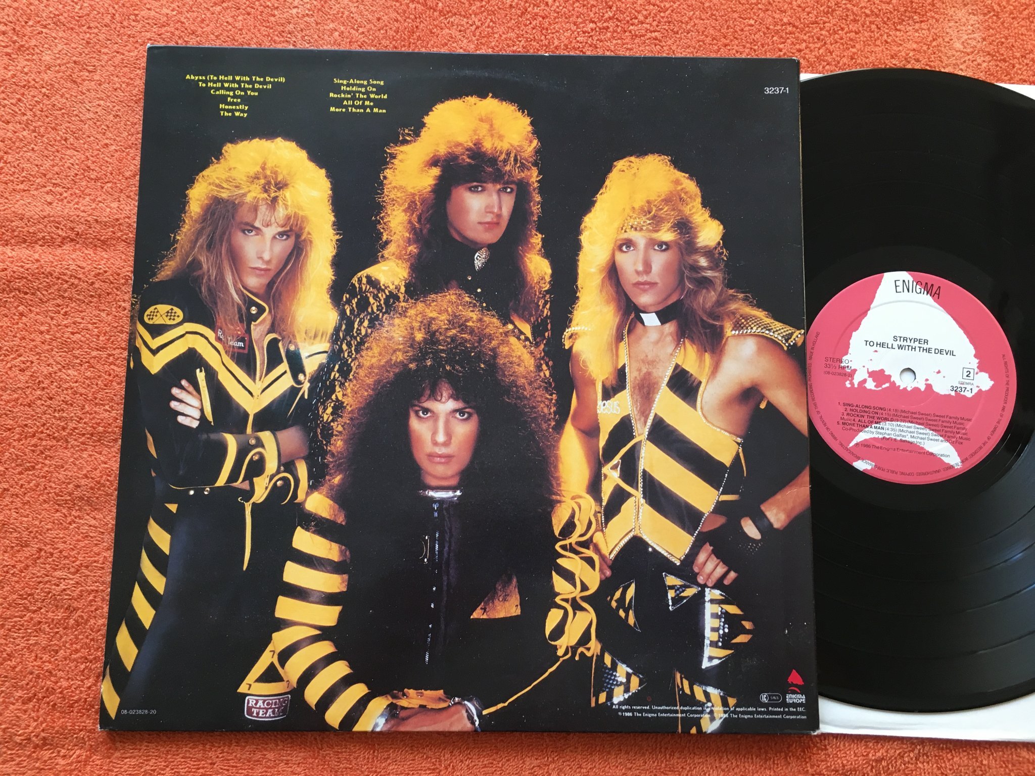 Omslagsbild för skivan STRYPER TO HELL WITH THE DEVIL LP -86 ENIGMA 3237-1