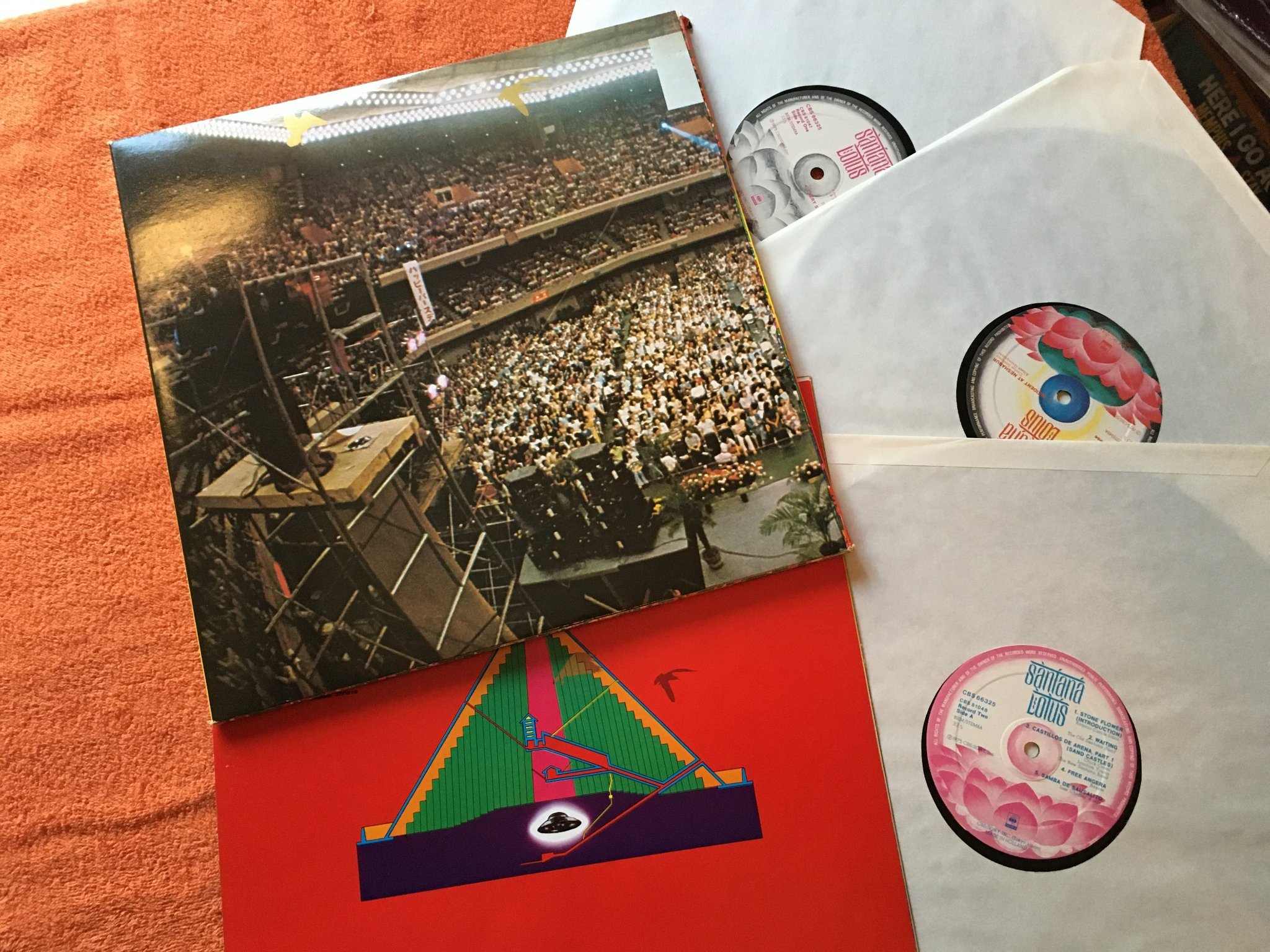 Omslagsbild för skivan SANTANA lotus 3xLP -75 CBS 66325