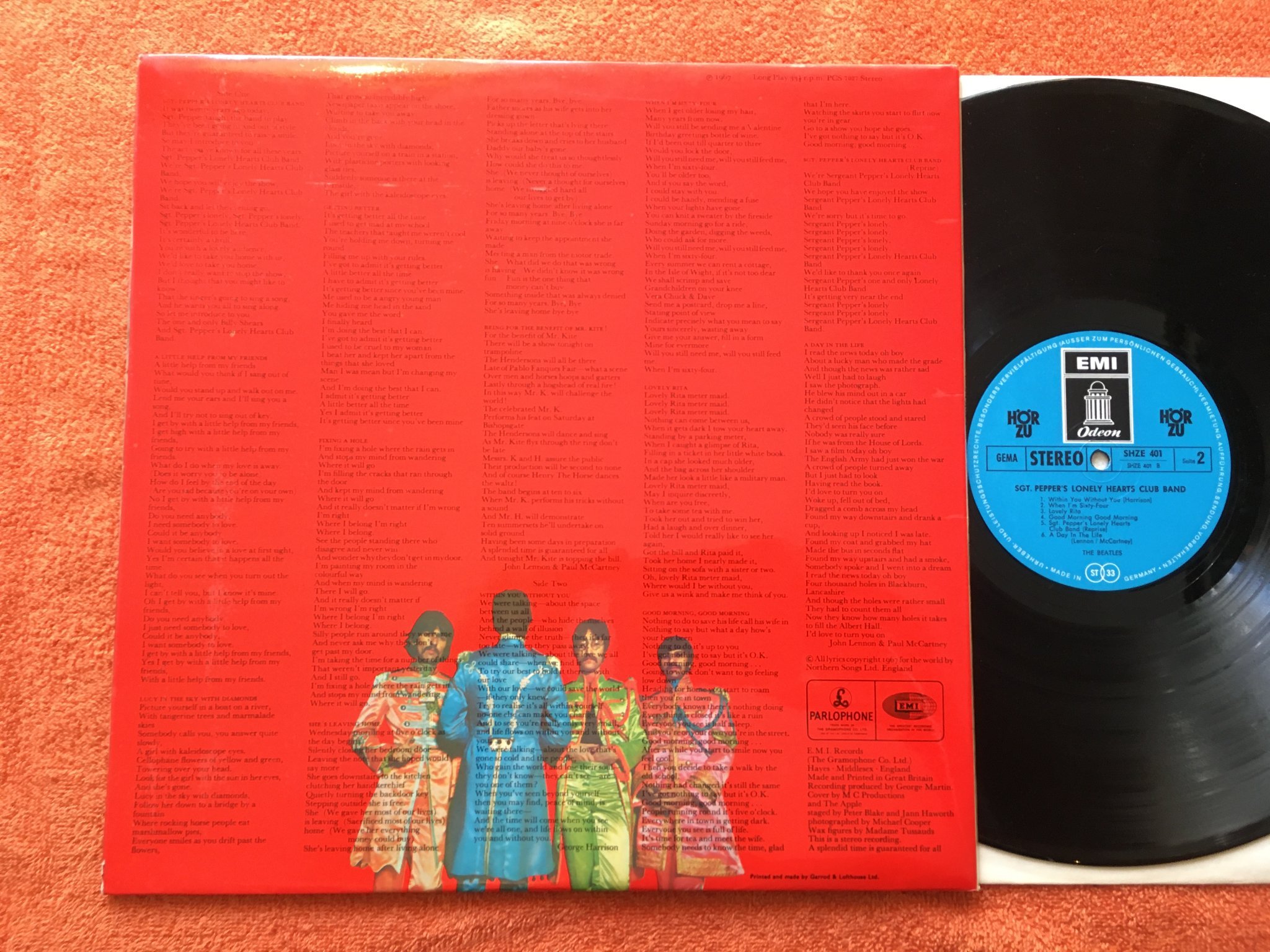 Omslagsbild för skivan THE BEATLES Sgt Pepper's lonely hearts club band LP Ger/UK EMI/ODEON HÖRZU 