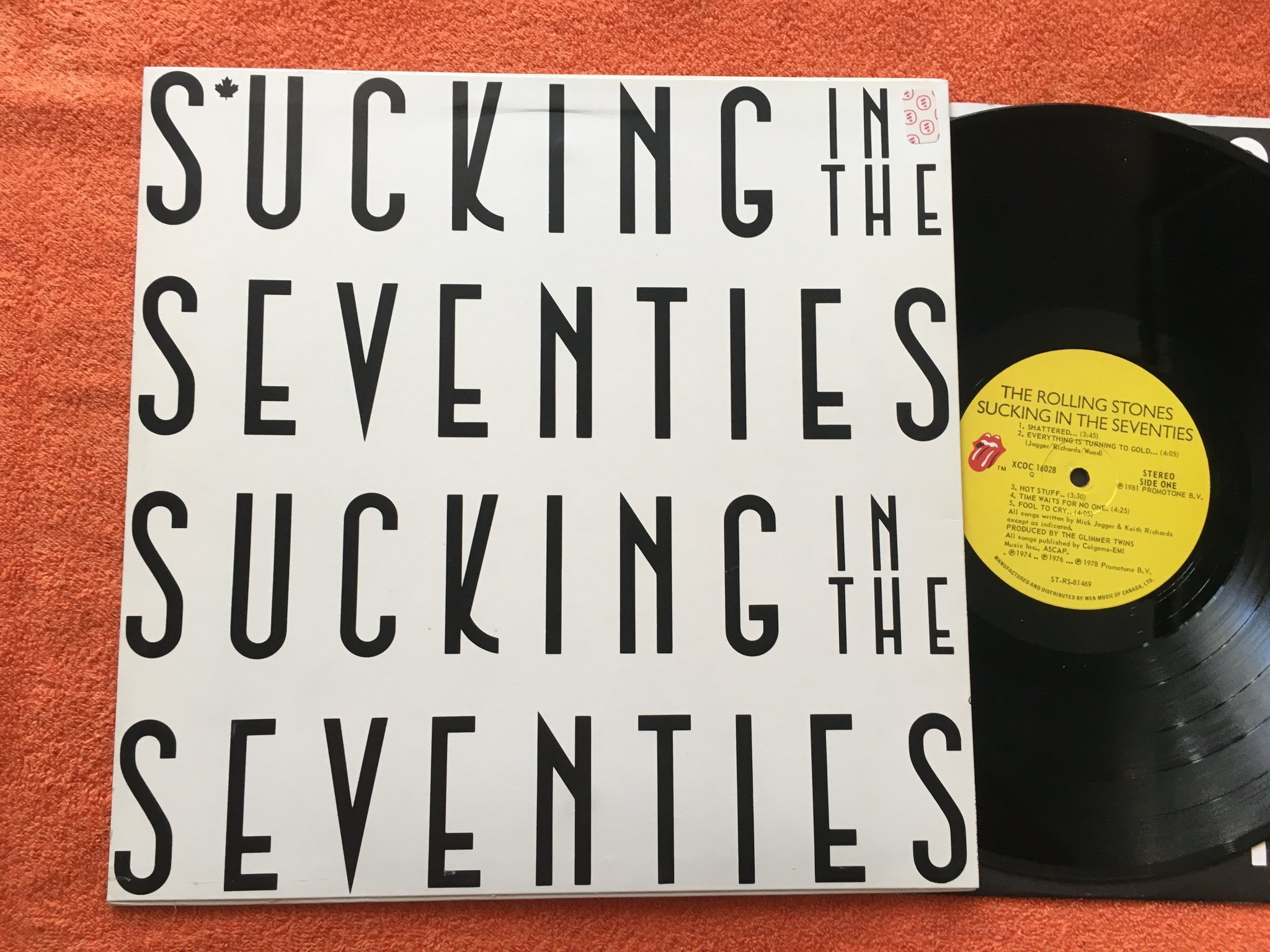Omslagsbild för skivan THE ROLLING STONES sucking in the seventies LP -81 XCOC 16028