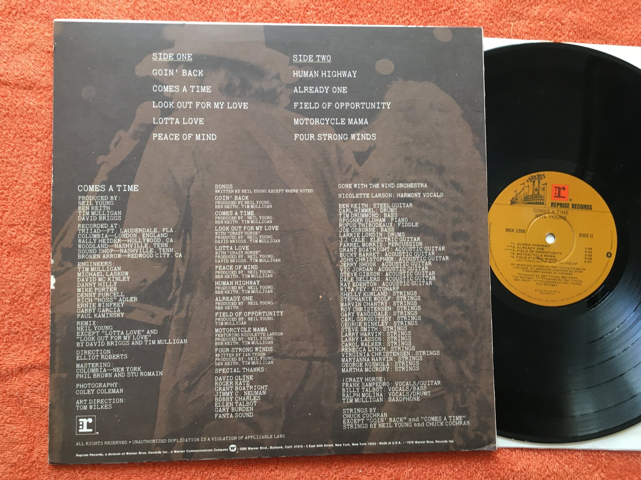 Omslagsbild för skivan NEIL YOUNG comes a time LP -78 REPRISE MSK 2266