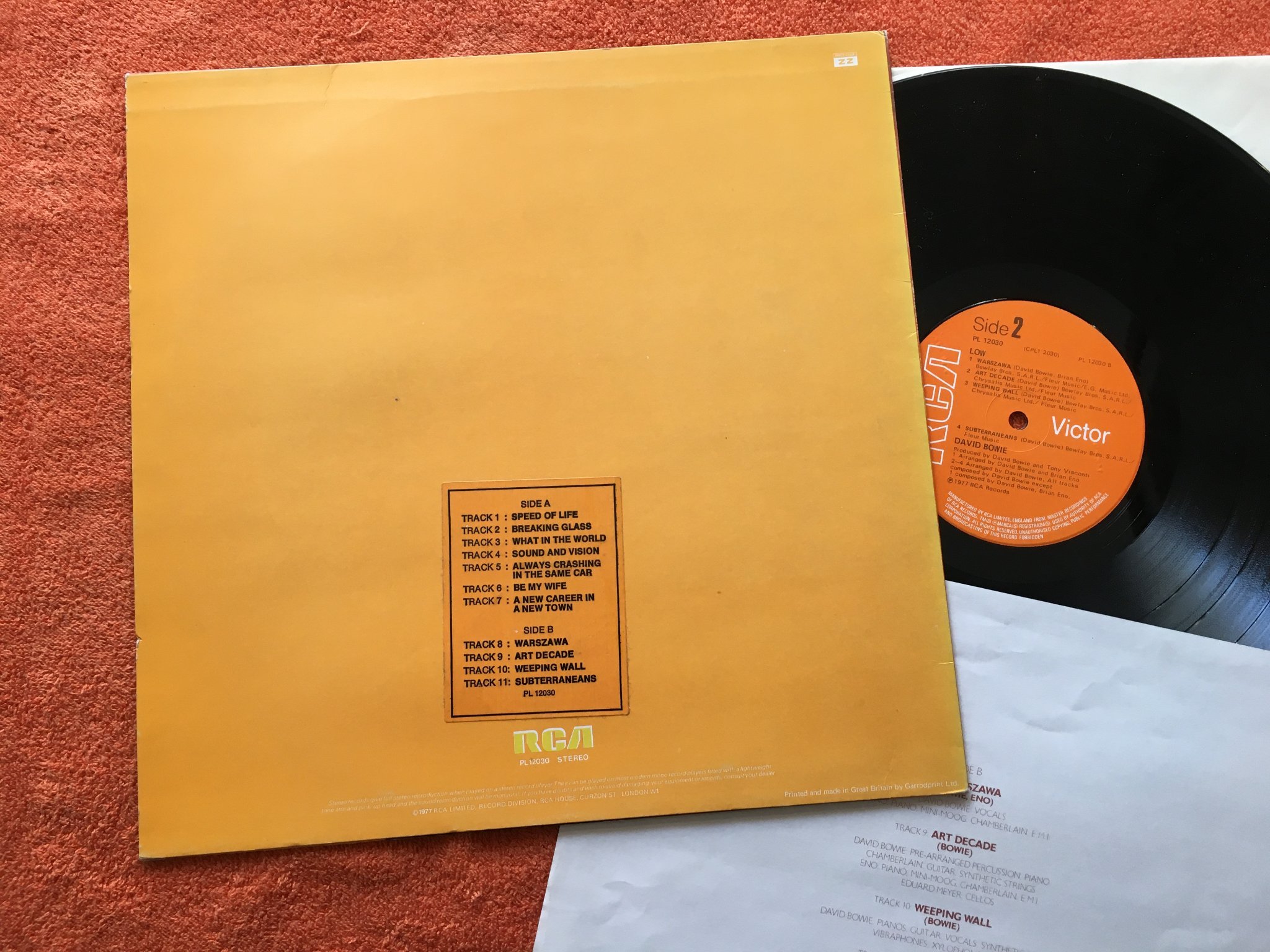 Omslagsbild för skivan DAVID BOWIE low LP -77 UK RCA PL 12030 sticker on backside of cover