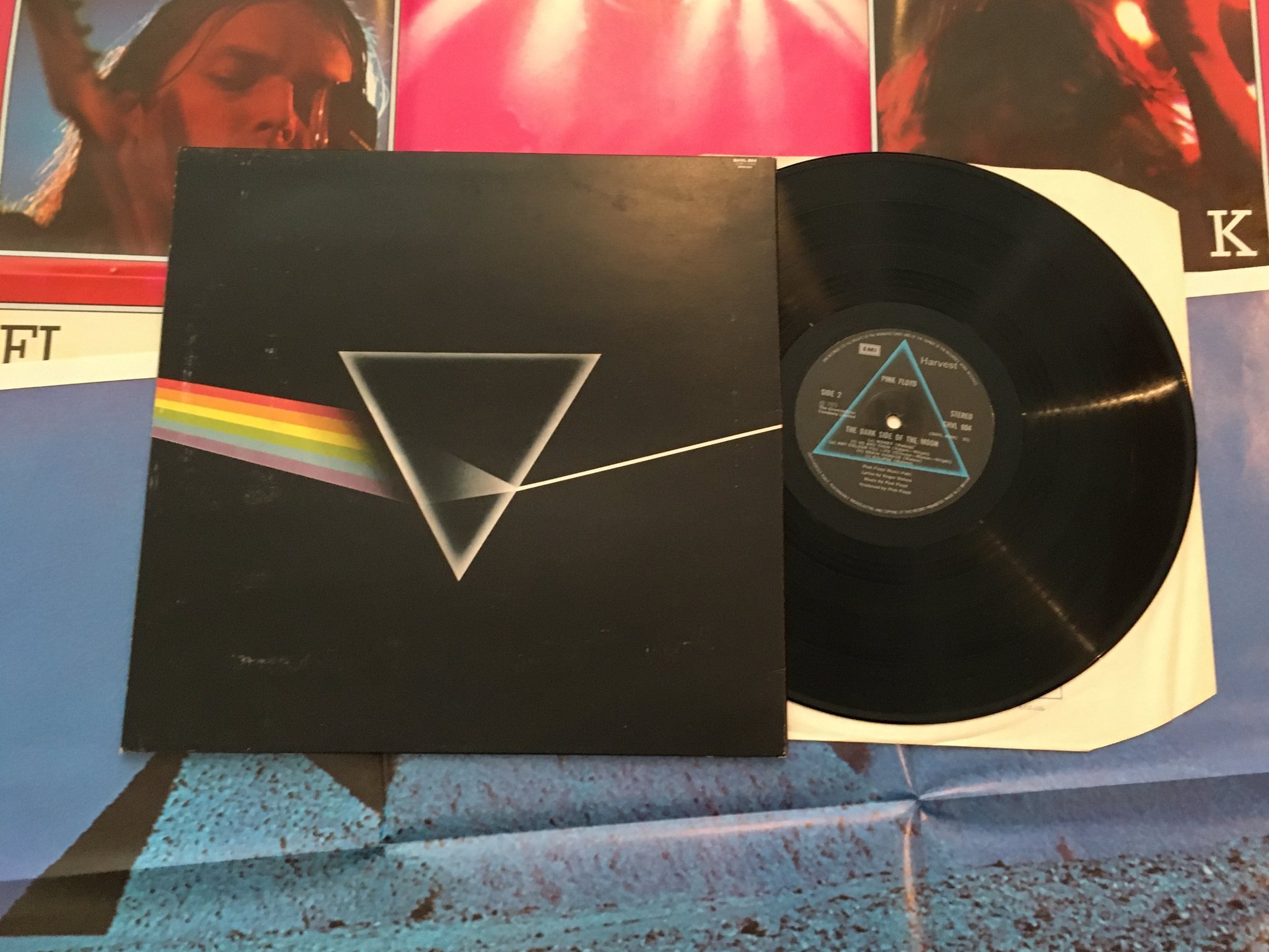 Omslagsbild för skivan PINK FLOYD dark side of the moon LP -73 UK EMI / HARVEST SHVL 804 w/ posters