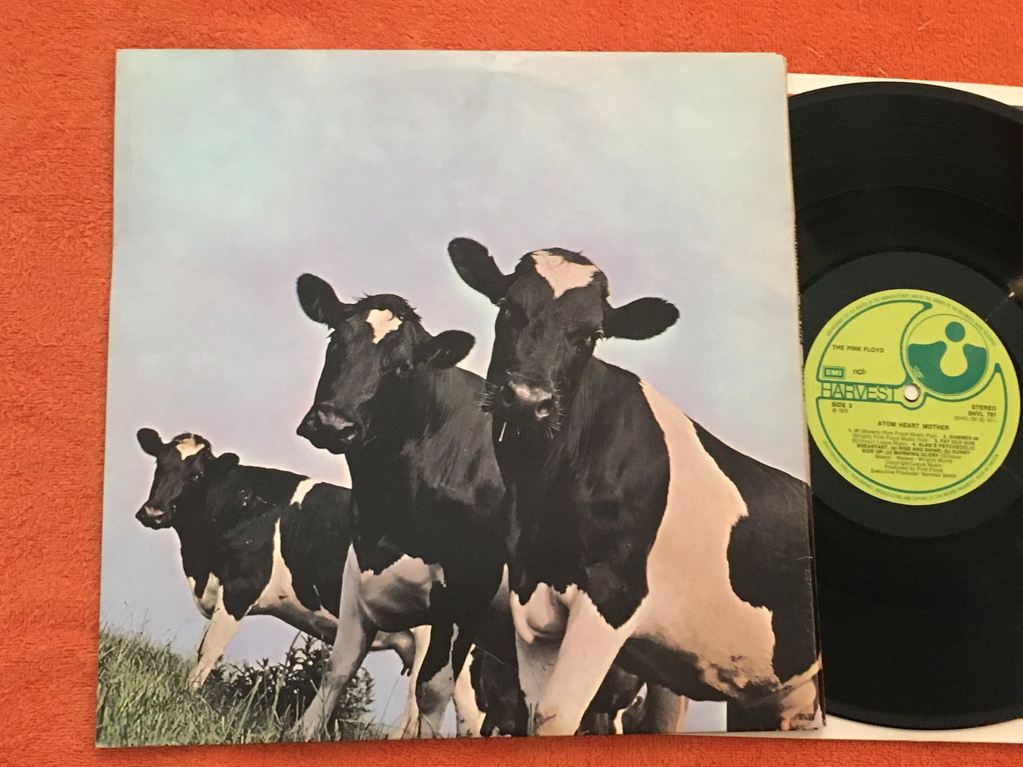 Omslagsbild för skivan PINK FLOYD atom heart mother LP Swe HARVEST SHVL 781