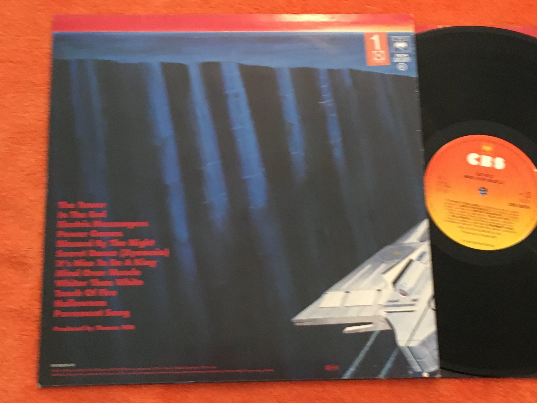 Omslagsbild för skivan 220 VOLT mind over muscle LP -85 CBS 26254