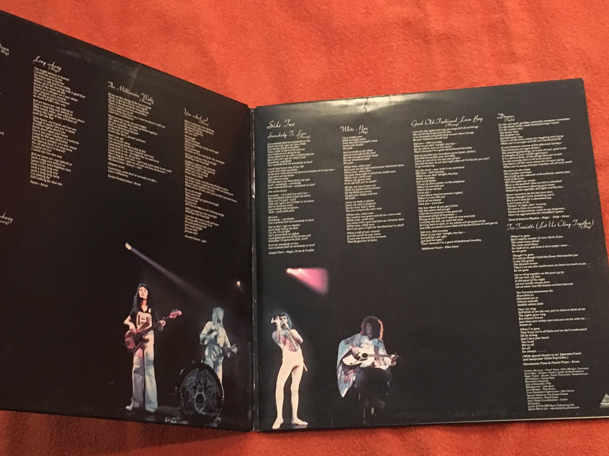 Omslagsbild för skivan QUEEN a day at the races LP Swe EMI 7C 066-98485