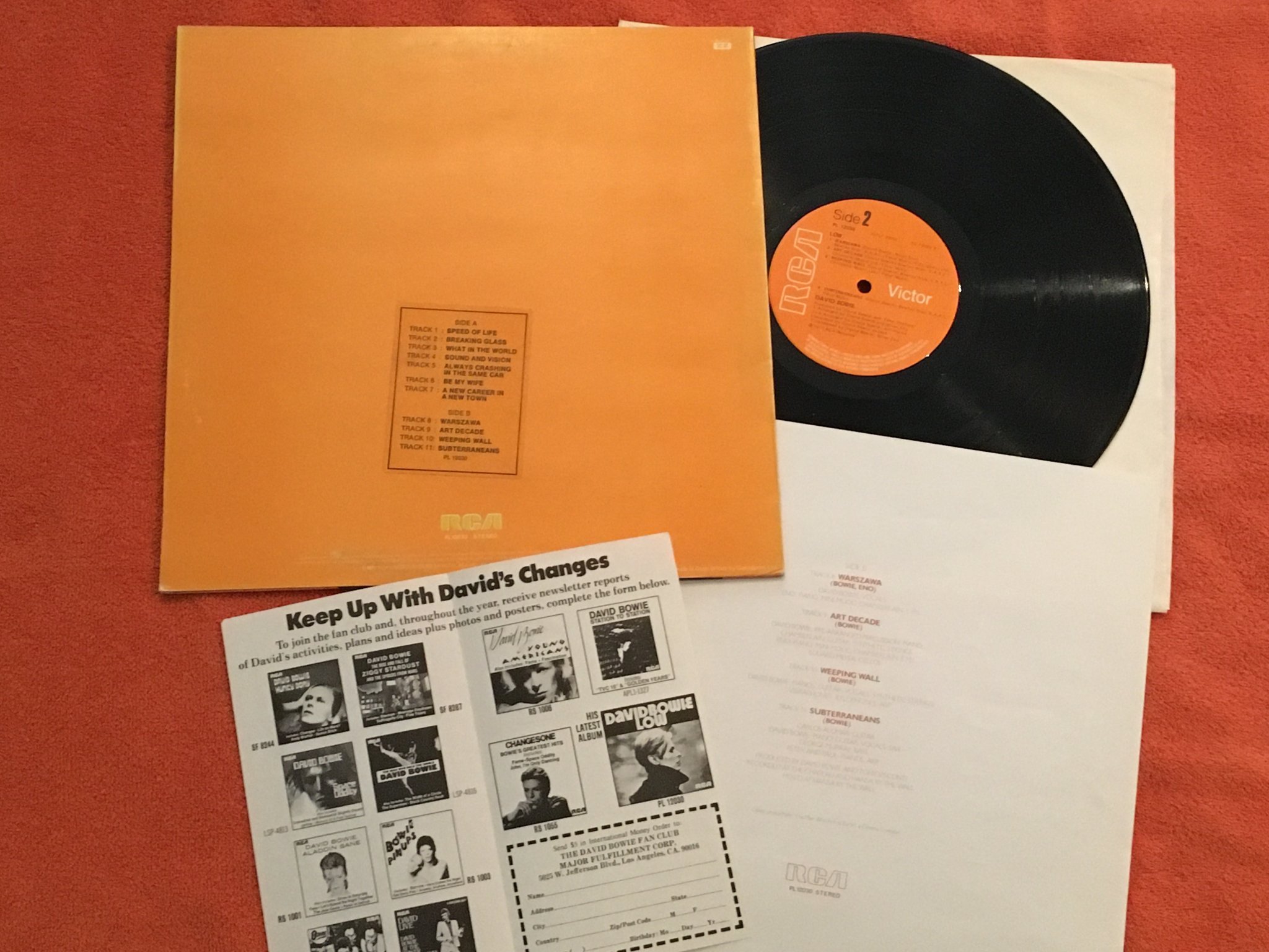 Omslagsbild för skivan DAVID BOWIE low LP -77 UK RCA PL 12030 W/ STICKERED BACK + FAN CLUB INSERT