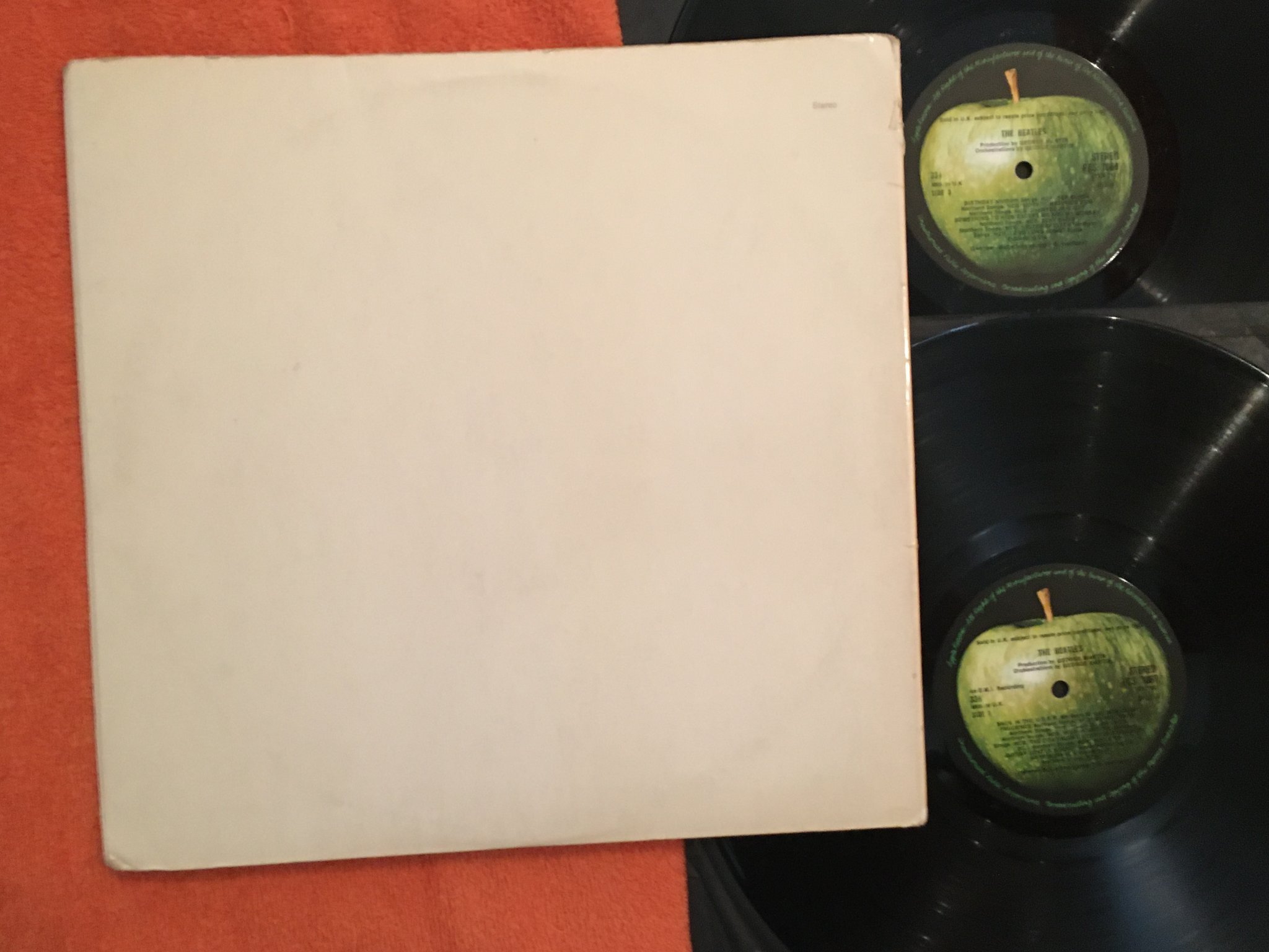 Omslagsbild för skivan THE BEATLES white album 2xLP UK  EMI komplett med bilder & affisch #315578