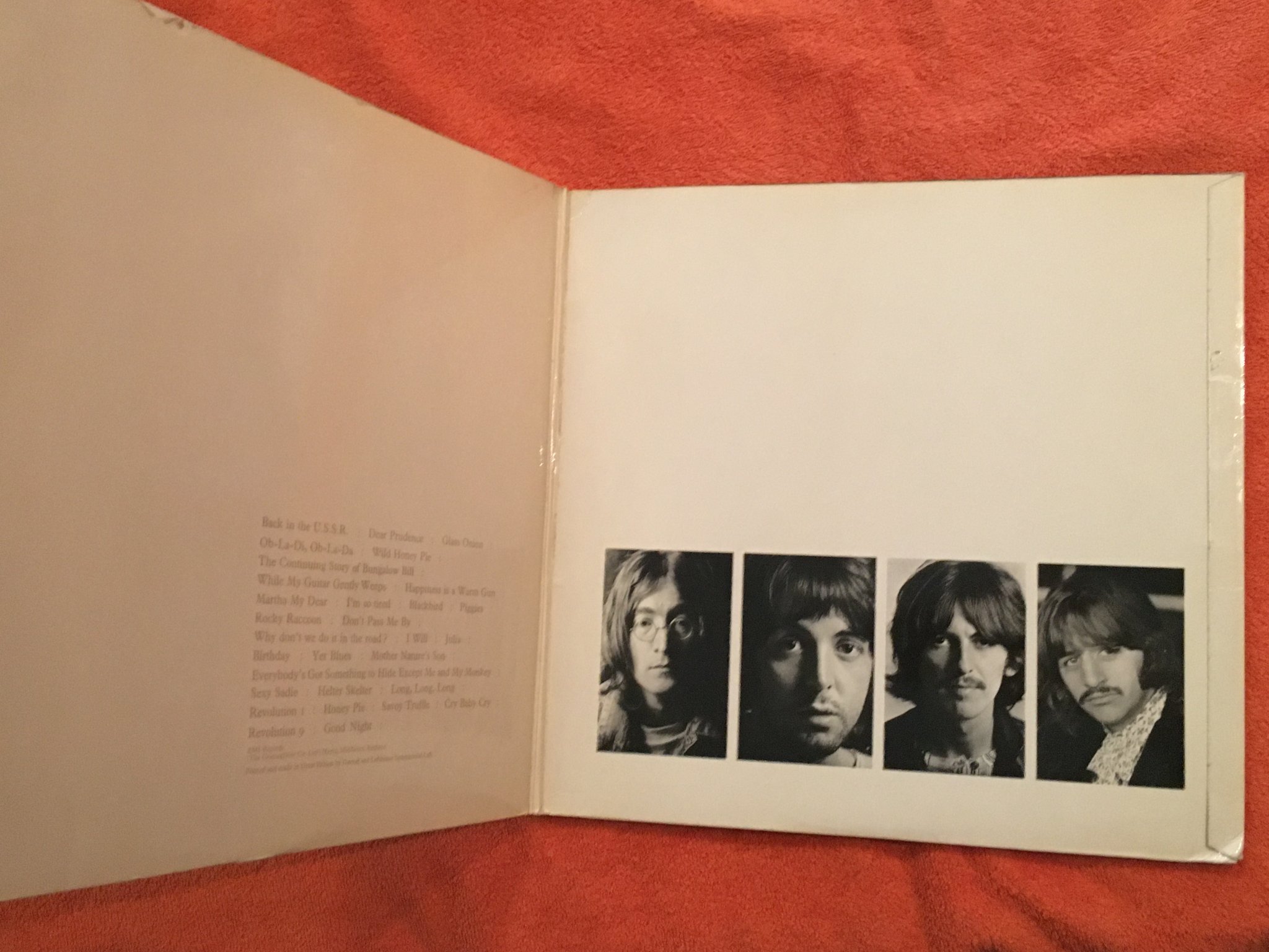 Omslagsbild för skivan THE BEATLES white album 2xLP UK  EMI komplett med bilder & affisch #315578